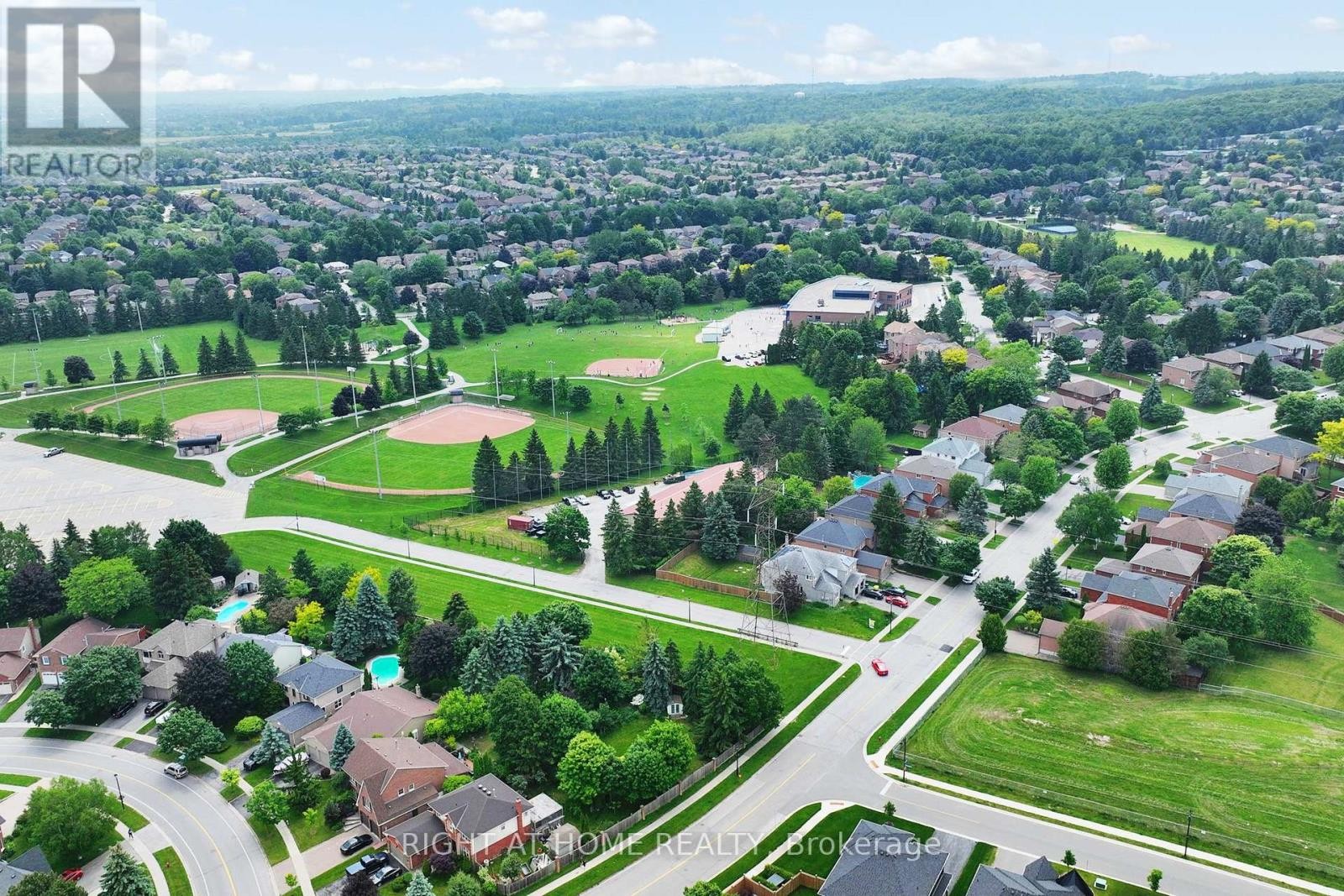 












363 CROSSLAND GATE

,
Newmarket (Glenway Estates),




Ontario
L3X1B5

