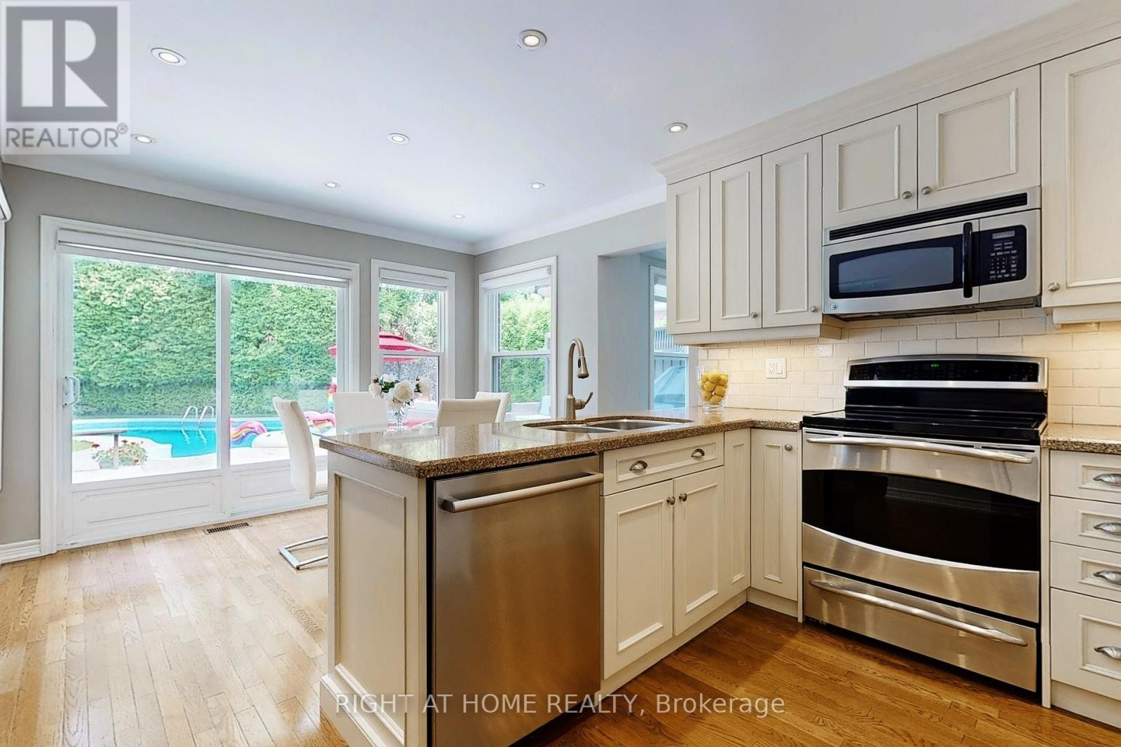 












363 CROSSLAND GATE

,
Newmarket (Glenway Estates),




Ontario
L3X1B5

