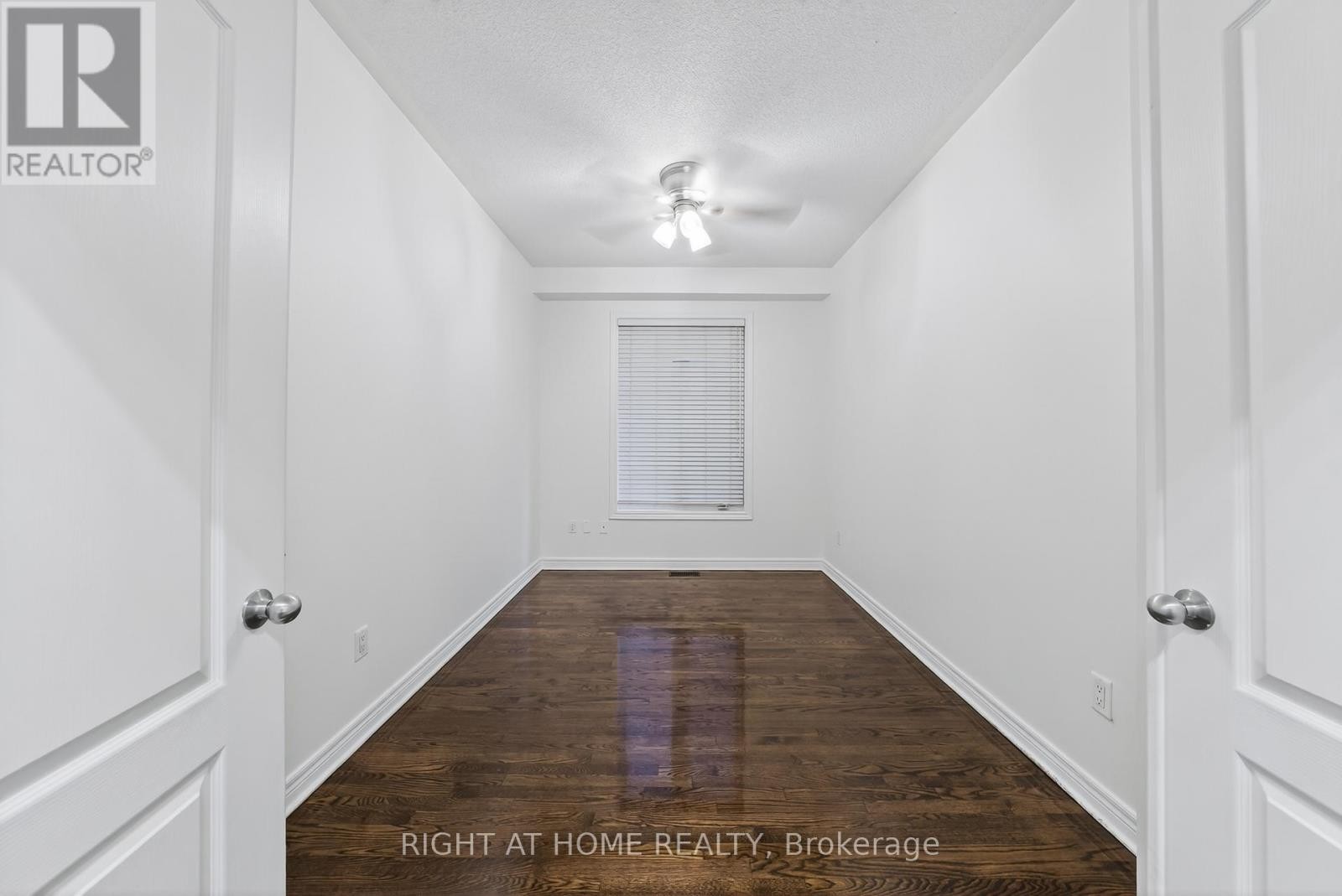 












193 BLUE DASHER BOULEVARD

,
Bradford West Gwillimbury (Bradford),




Ontario
L3Z0H3

