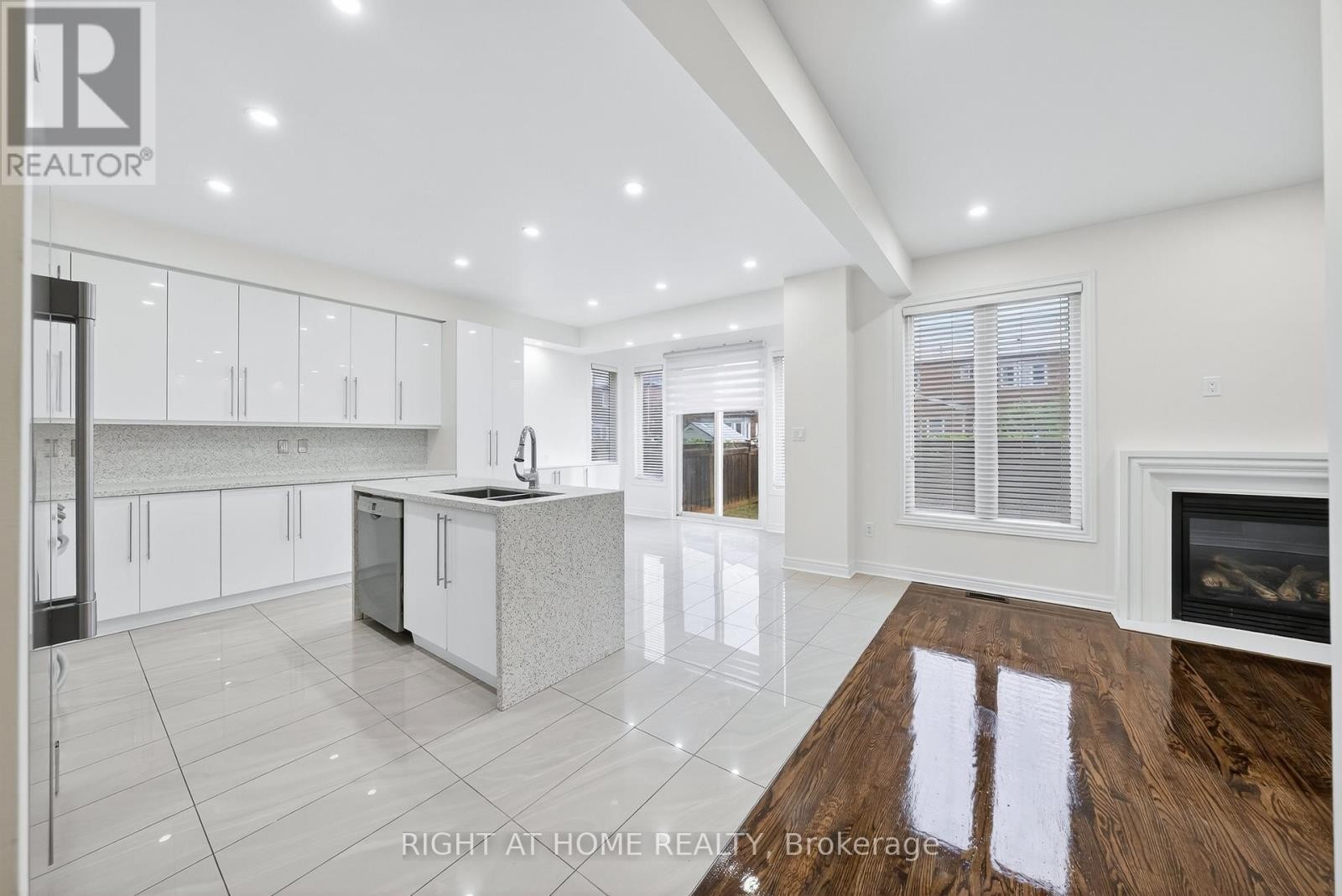 












193 BLUE DASHER BOULEVARD

,
Bradford West Gwillimbury (Bradford),




Ontario
L3Z0H3

