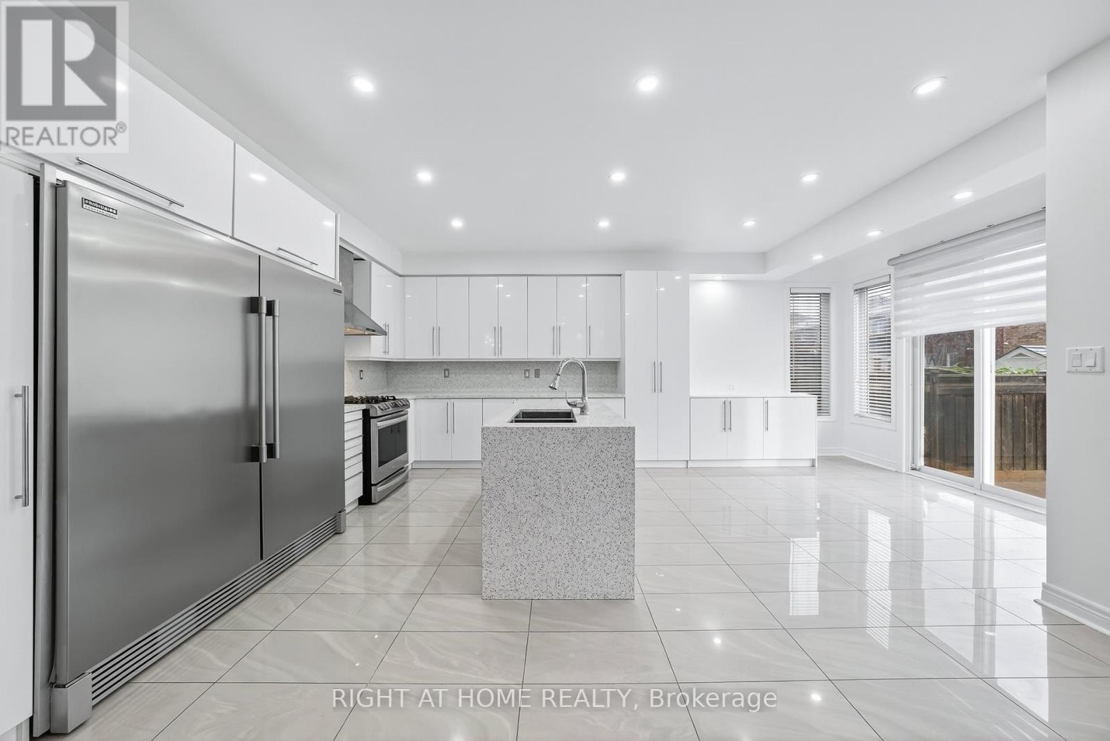 












193 BLUE DASHER BOULEVARD

,
Bradford West Gwillimbury (Bradford),




Ontario
L3Z0H3

