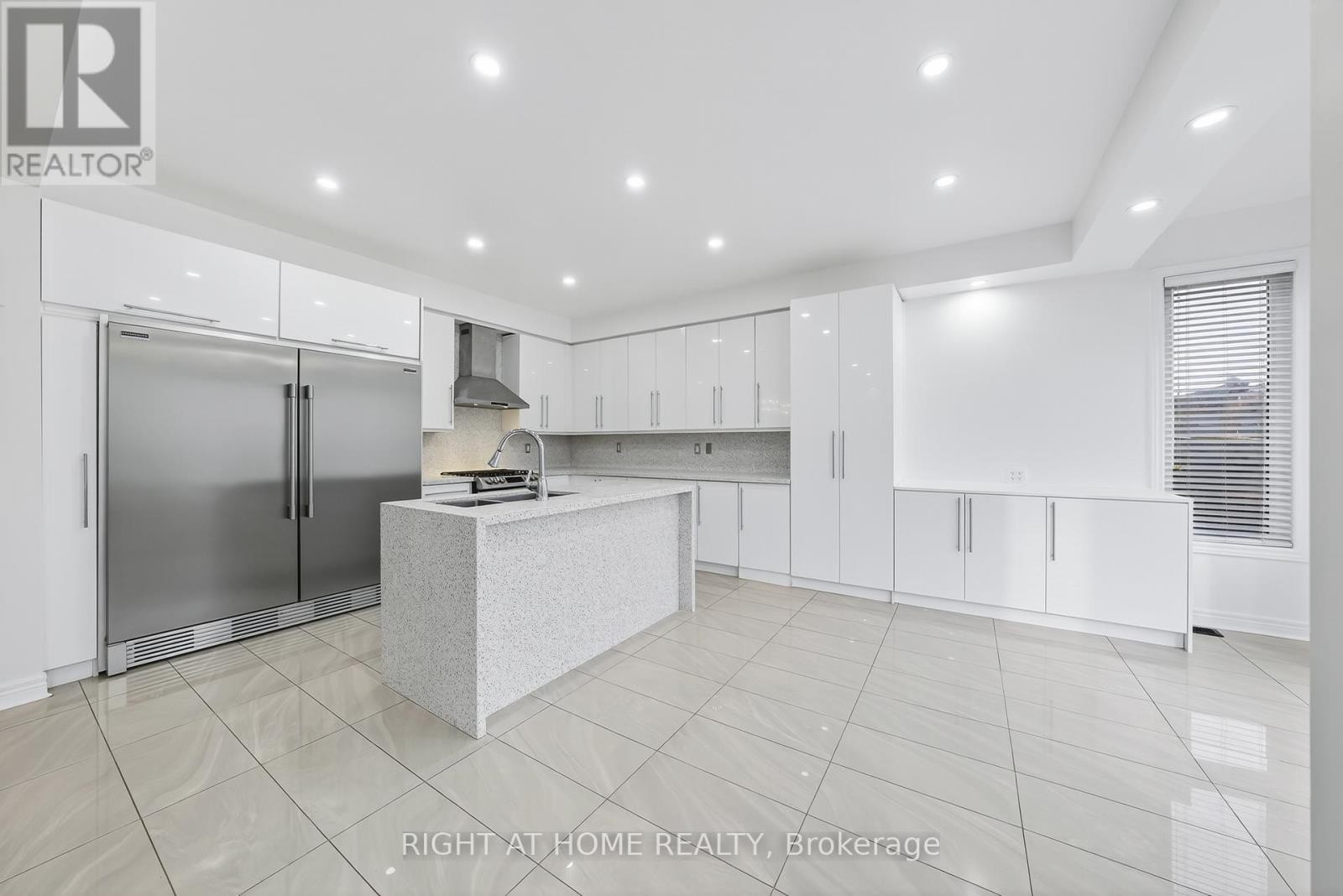 












193 BLUE DASHER BOULEVARD

,
Bradford West Gwillimbury (Bradford),




Ontario
L3Z0H3

