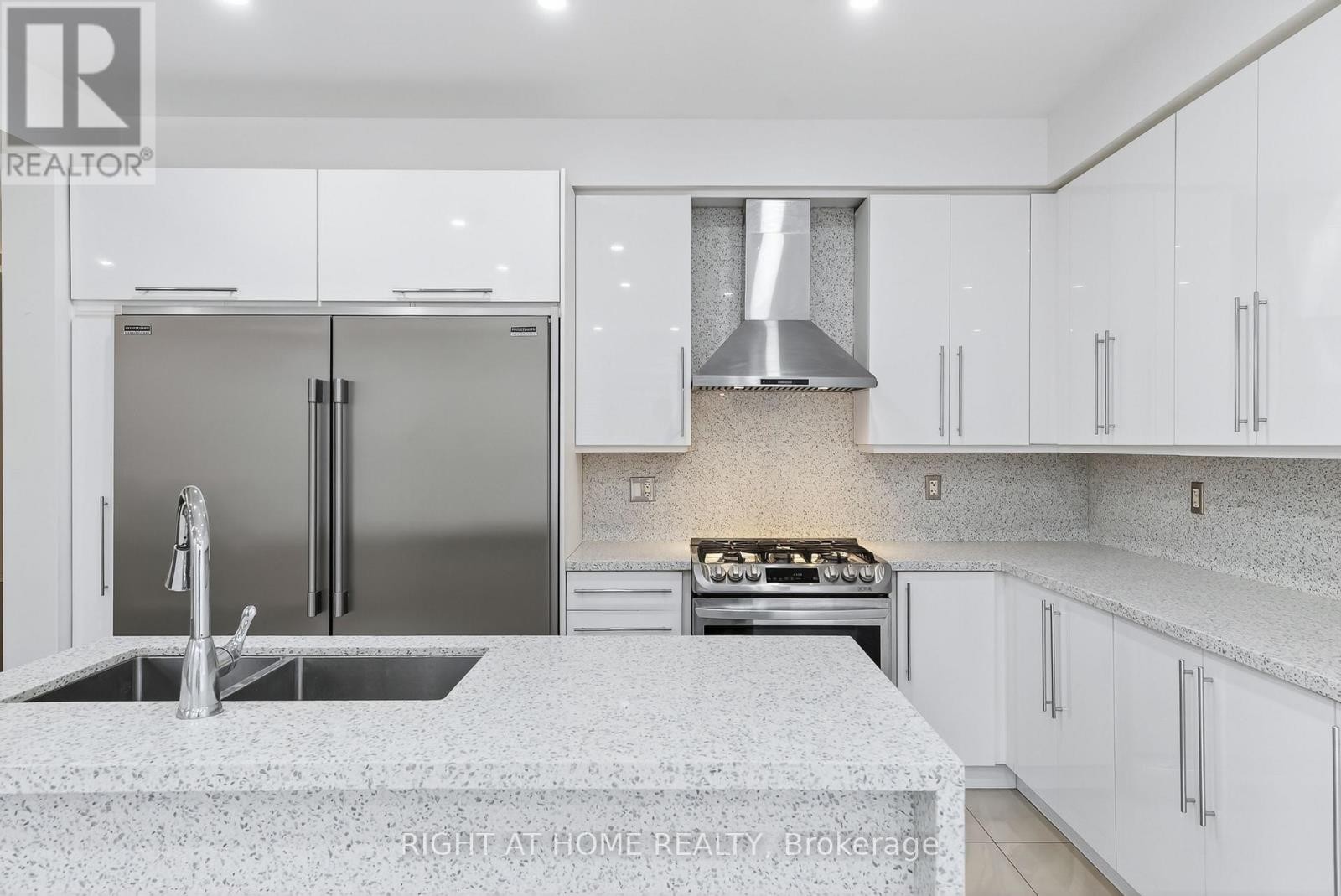 












193 BLUE DASHER BOULEVARD

,
Bradford West Gwillimbury (Bradford),




Ontario
L3Z0H3

