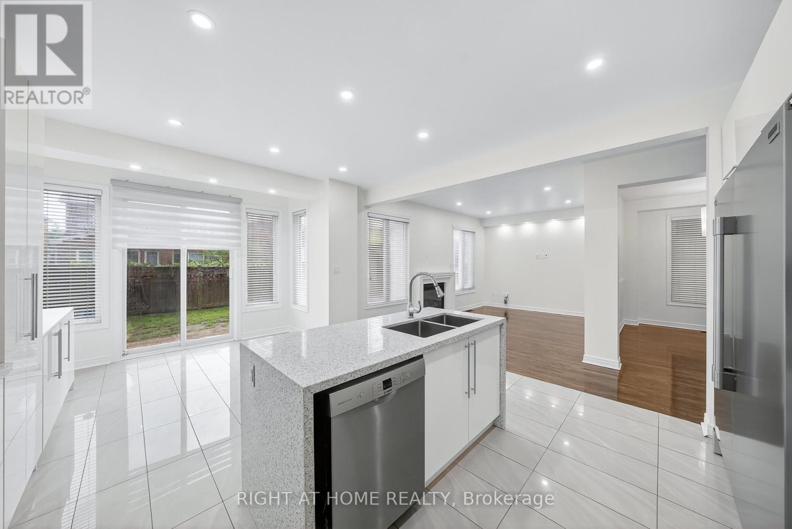 












193 BLUE DASHER BOULEVARD

,
Bradford West Gwillimbury (Bradford),




Ontario
L3Z0H3

