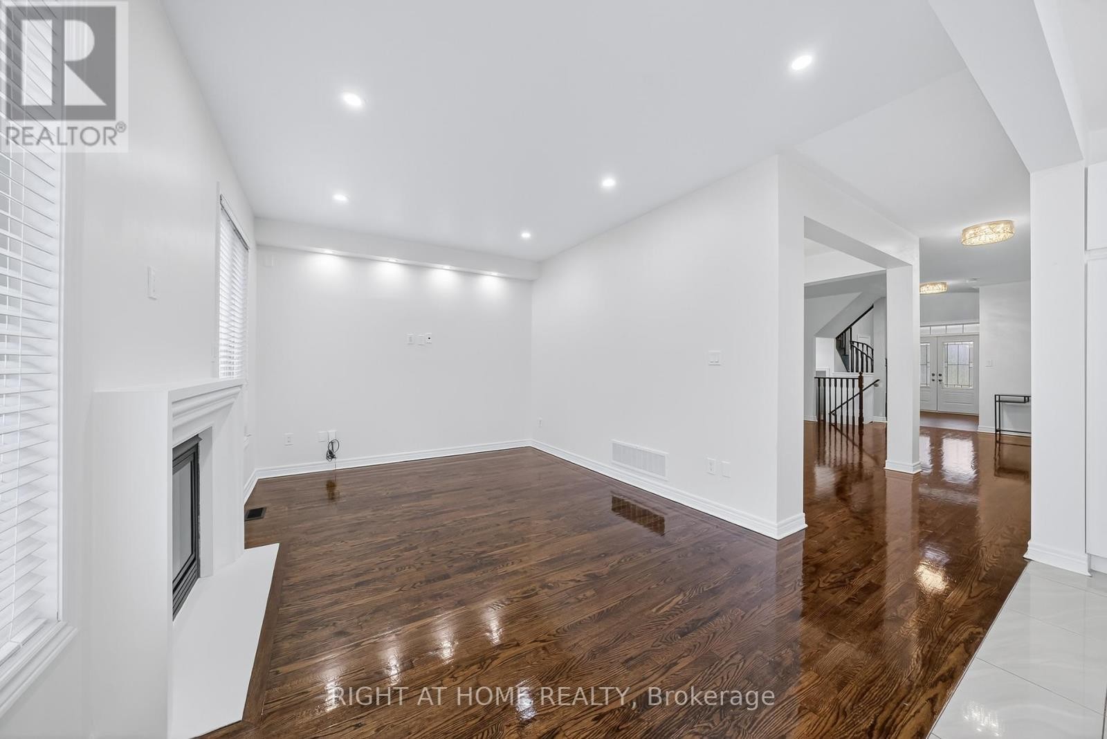 












193 BLUE DASHER BOULEVARD

,
Bradford West Gwillimbury (Bradford),




Ontario
L3Z0H3

