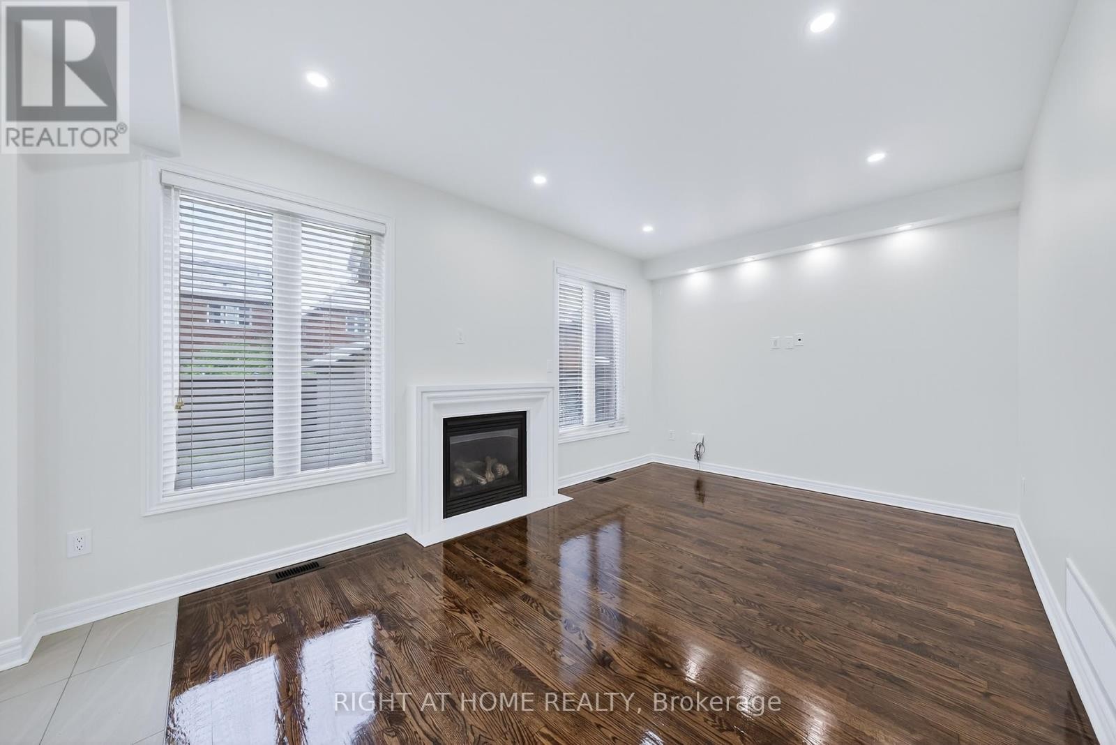 












193 BLUE DASHER BOULEVARD

,
Bradford West Gwillimbury (Bradford),




Ontario
L3Z0H3

