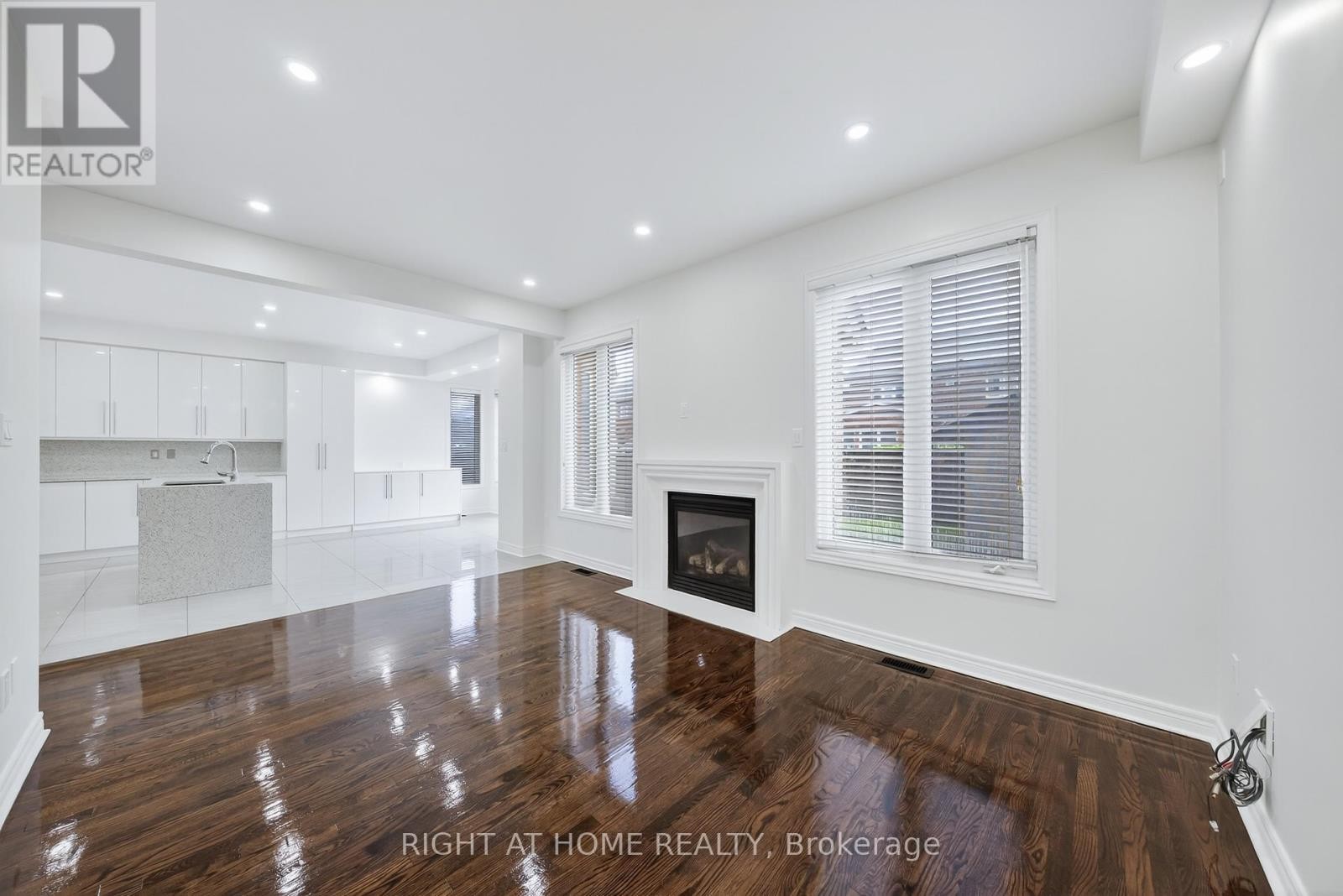 












193 BLUE DASHER BOULEVARD

,
Bradford West Gwillimbury (Bradford),




Ontario
L3Z0H3

