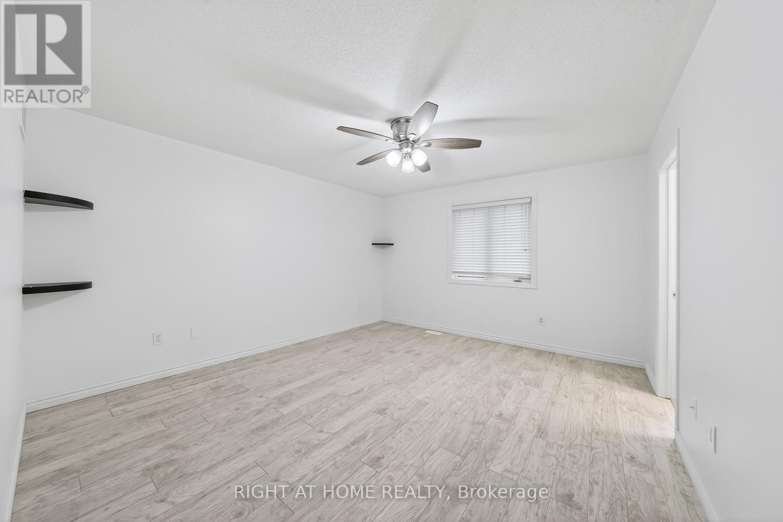 












193 BLUE DASHER BOULEVARD

,
Bradford West Gwillimbury (Bradford),




Ontario
L3Z0H3

