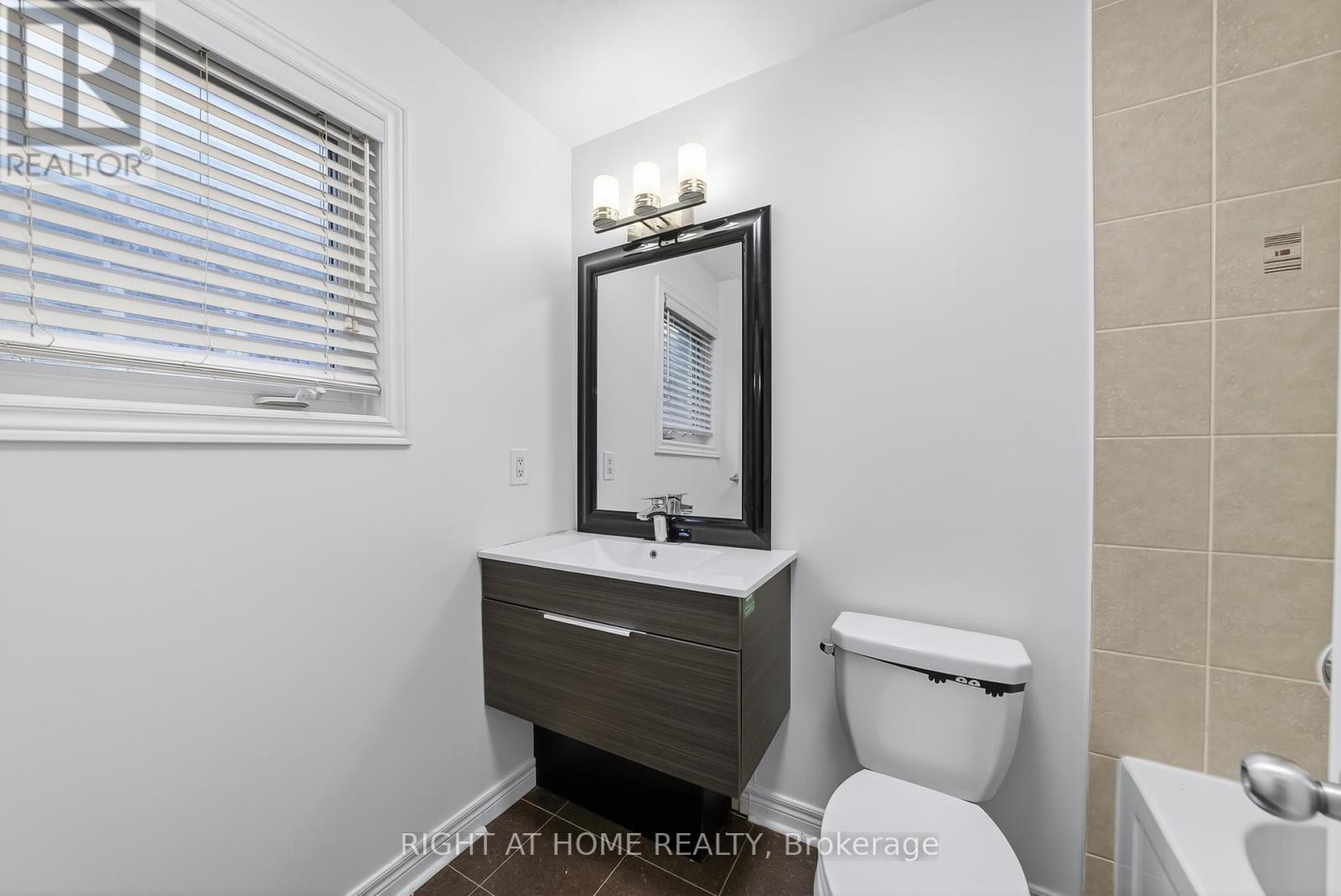 












193 BLUE DASHER BOULEVARD

,
Bradford West Gwillimbury (Bradford),




Ontario
L3Z0H3

