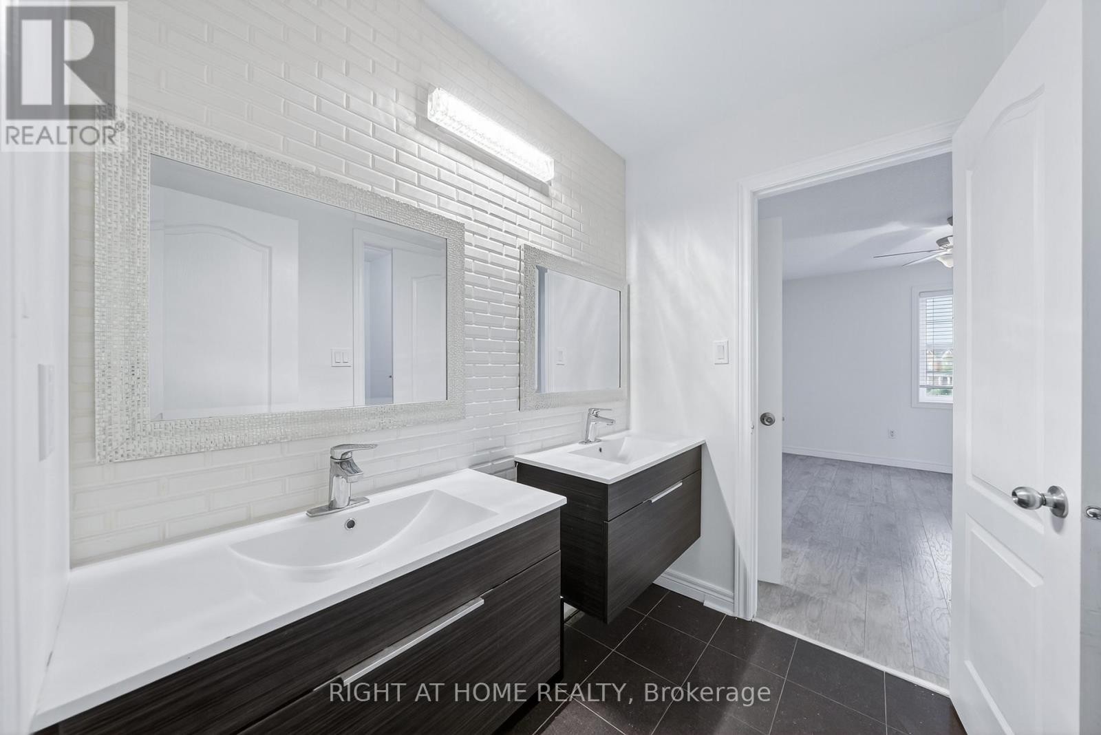 












193 BLUE DASHER BOULEVARD

,
Bradford West Gwillimbury (Bradford),




Ontario
L3Z0H3

