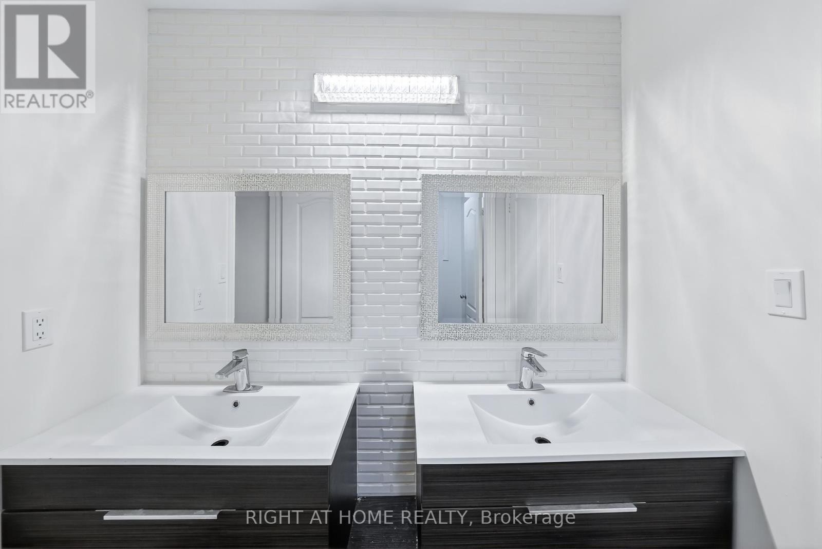 












193 BLUE DASHER BOULEVARD

,
Bradford West Gwillimbury (Bradford),




Ontario
L3Z0H3

