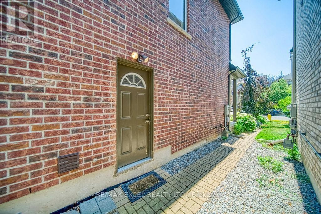 












166 TOWNSGATE DRIVE

,
Vaughan (Crestwood-Springfarm-Yorkhill),




Ontario
L4J8J5

