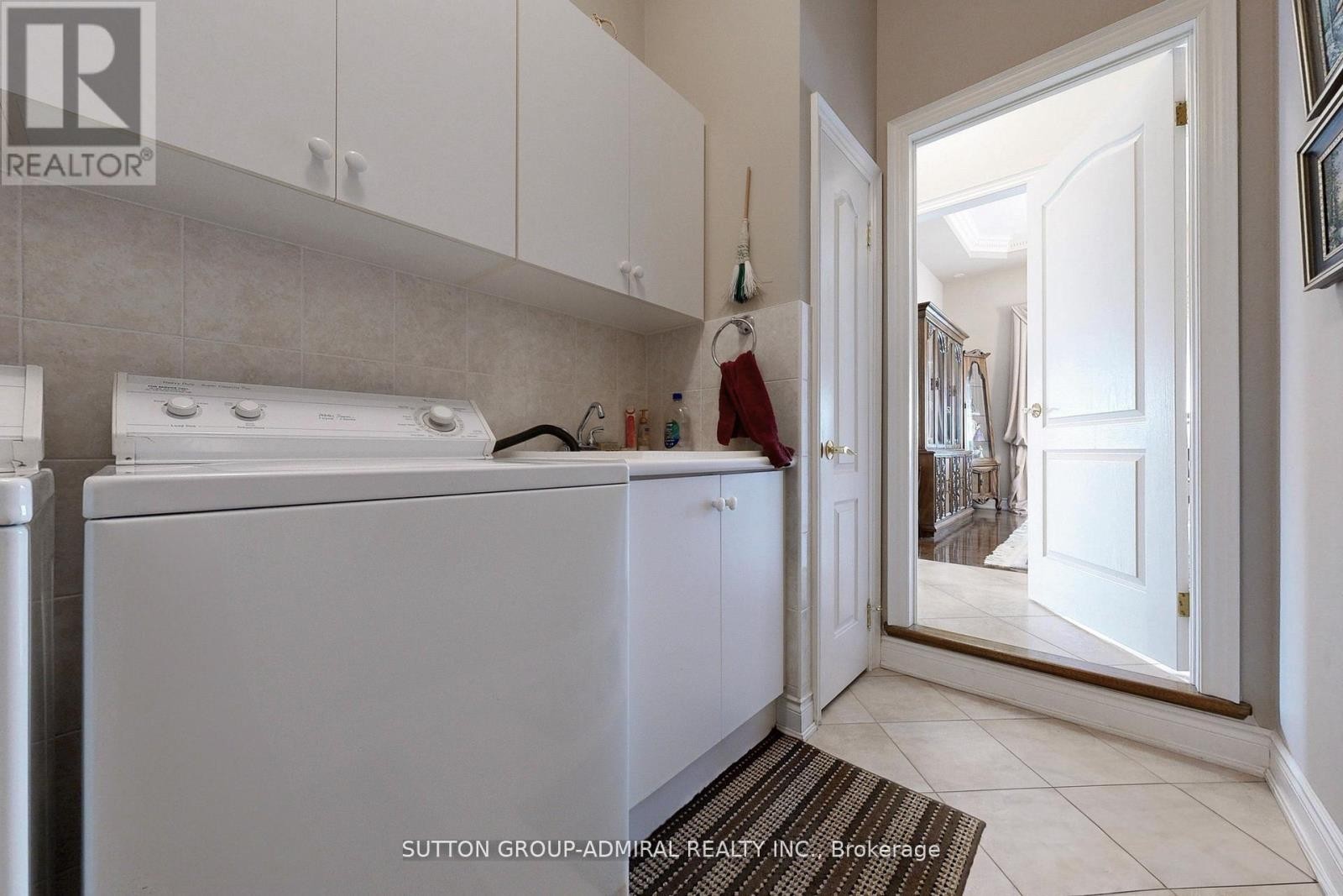 












25 LITTLE NATALIE COURT

,
Vaughan (Patterson),




Ontario
L6A0J2

