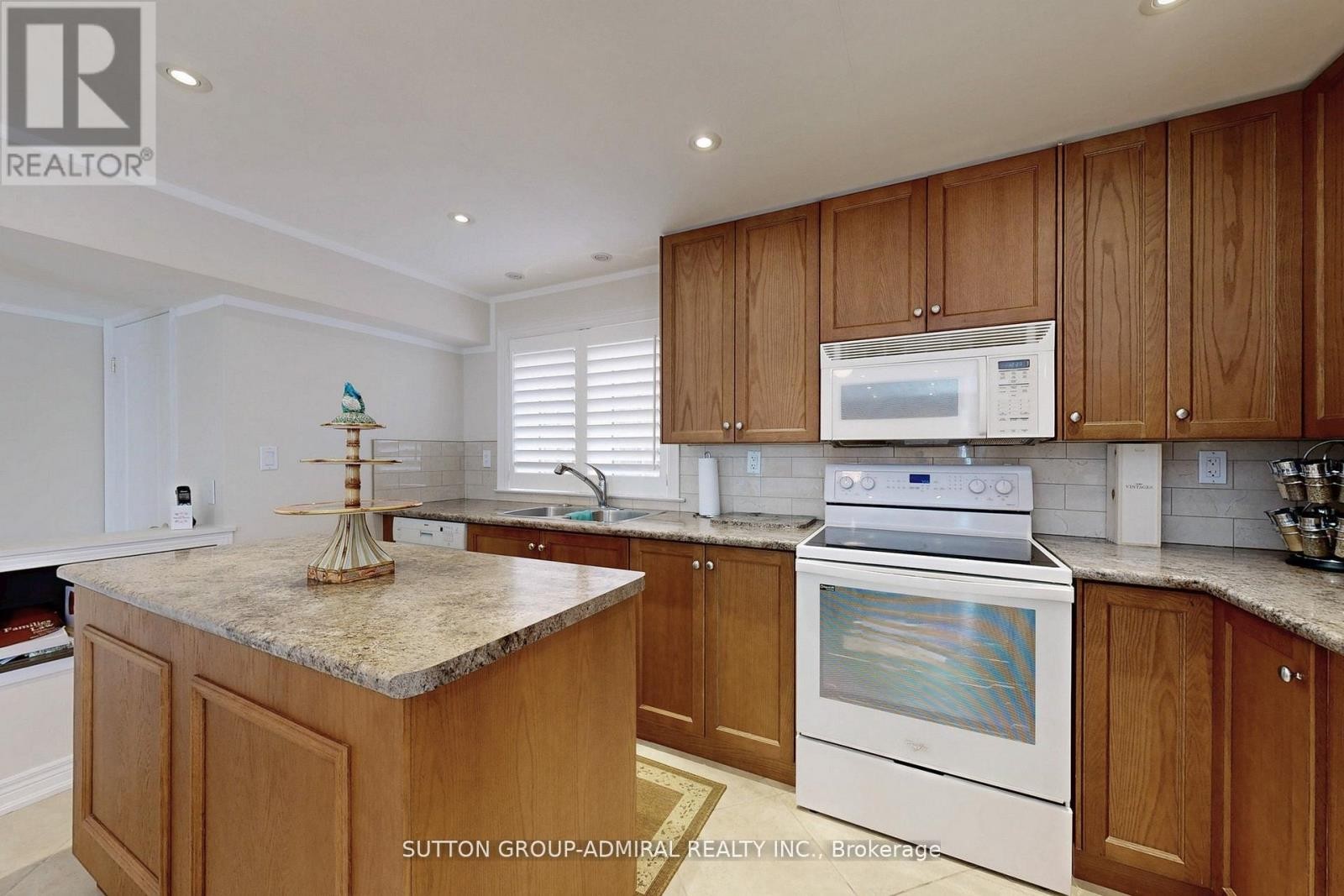 












25 LITTLE NATALIE COURT

,
Vaughan (Patterson),




Ontario
L6A0J2

