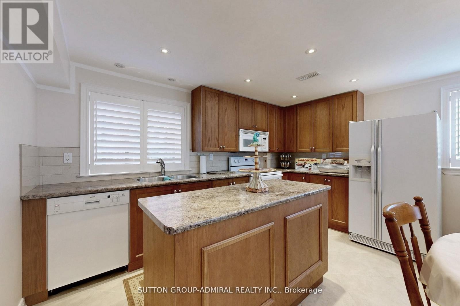 












25 LITTLE NATALIE COURT

,
Vaughan (Patterson),




Ontario
L6A0J2

