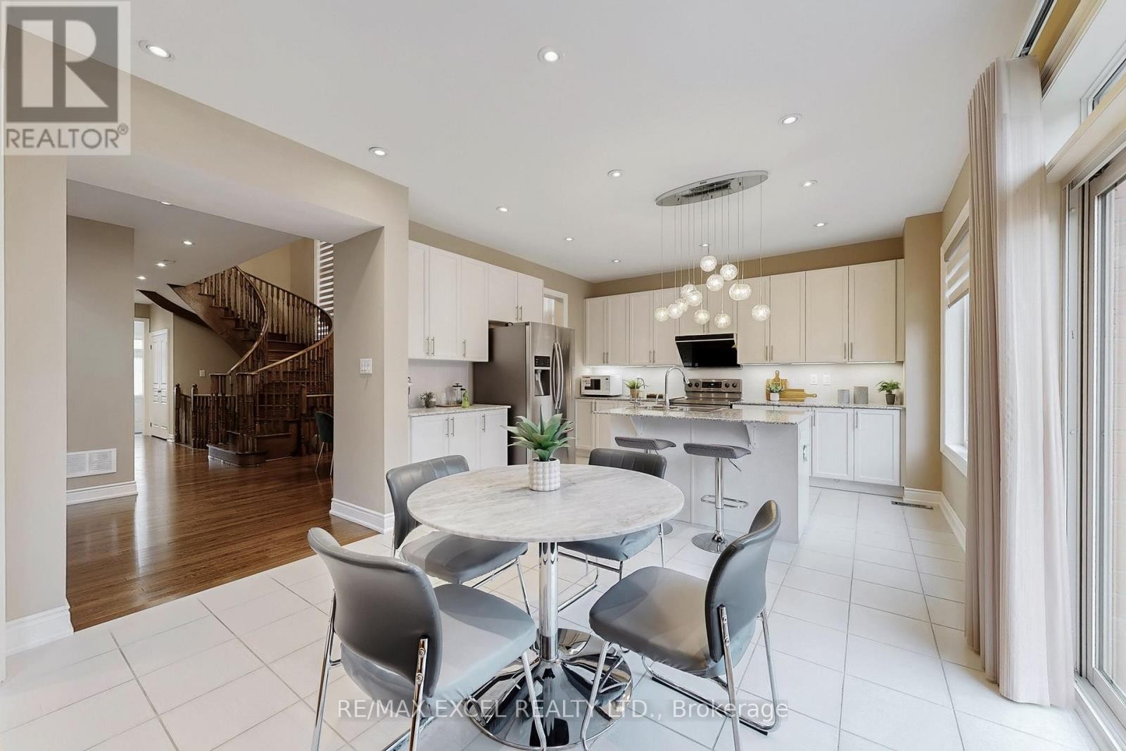 












160 ROY HARPER AVENUE

,
Aurora,




Ontario
L4G0V6

