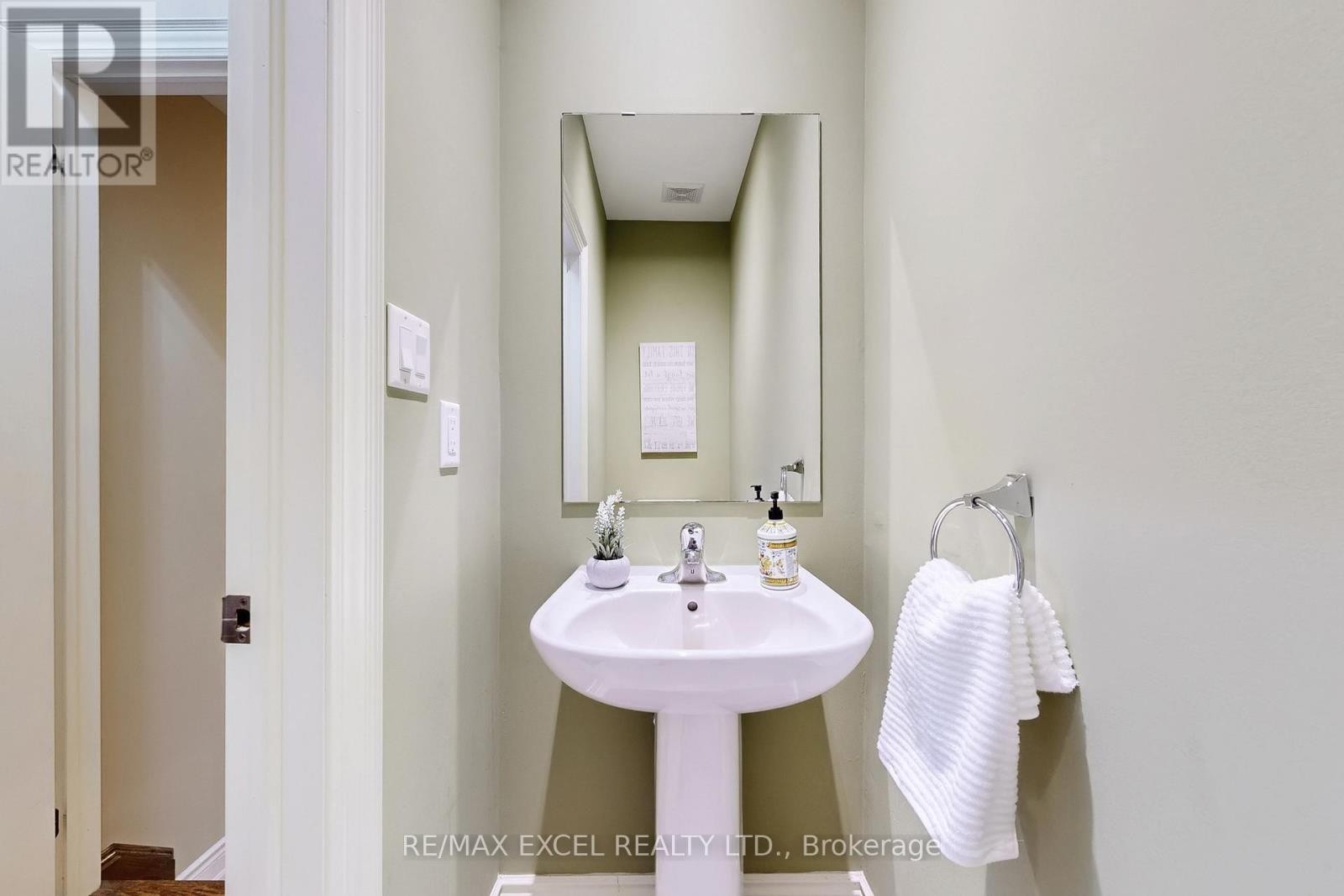 












160 ROY HARPER AVENUE

,
Aurora,




Ontario
L4G0V6

