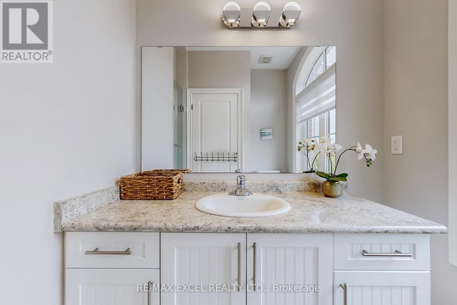 












160 ROY HARPER AVENUE

,
Aurora,




Ontario
L4G0V6

