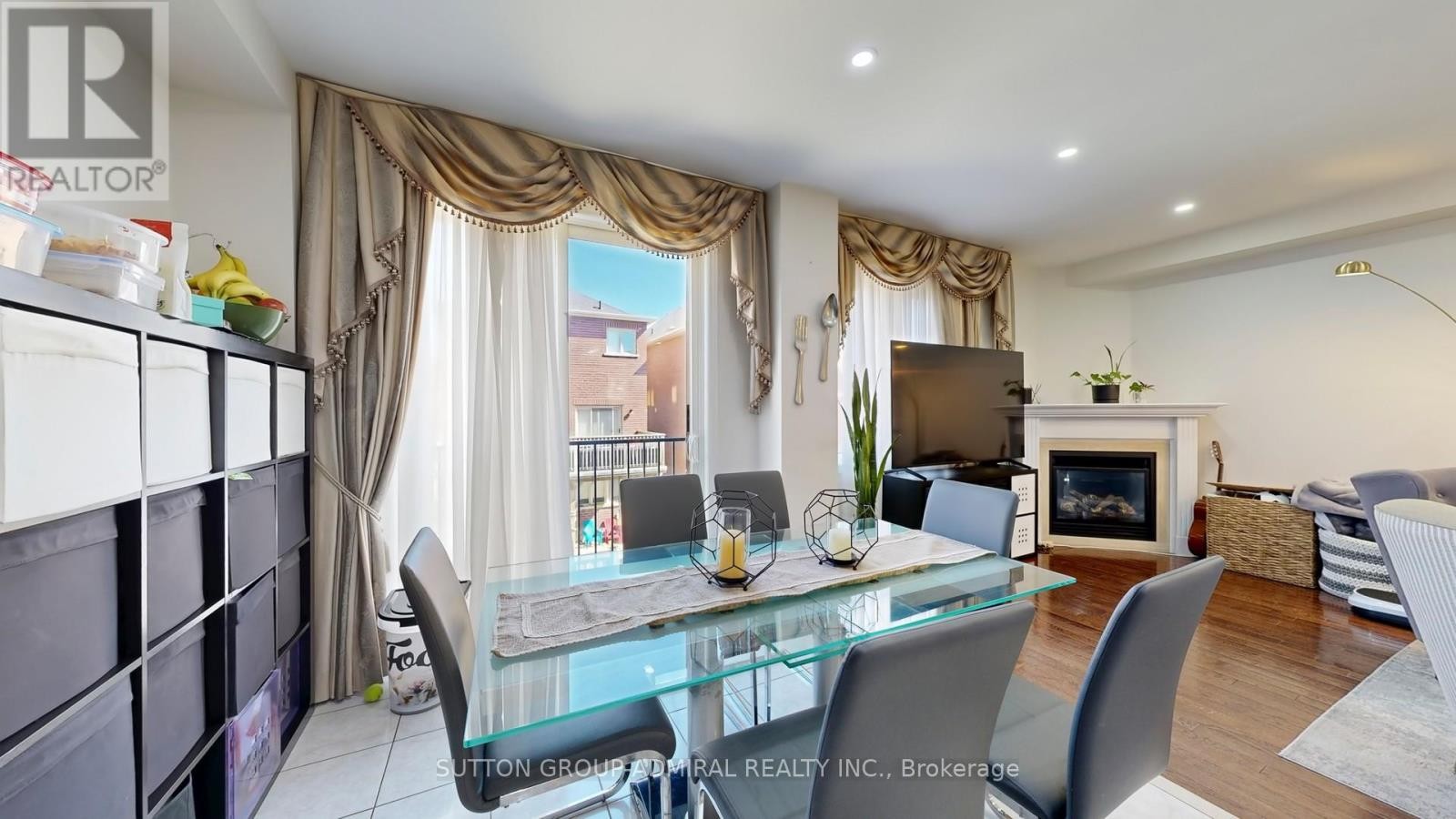 












27 GIVON STREET

,
Vaughan (Patterson),




Ontario
L6A0W2

