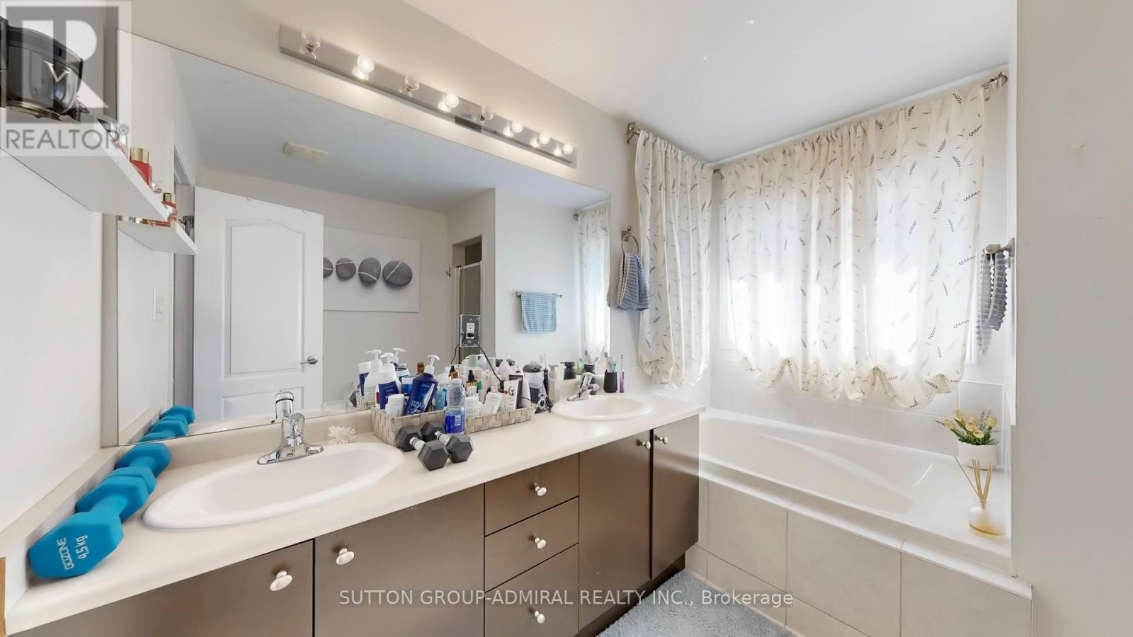 












27 GIVON STREET

,
Vaughan (Patterson),




Ontario
L6A0W2

