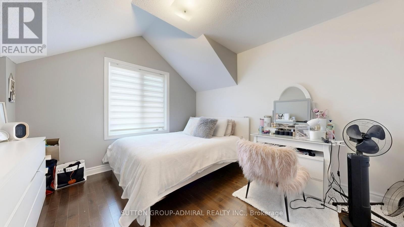 












27 GIVON STREET

,
Vaughan (Patterson),




Ontario
L6A0W2

