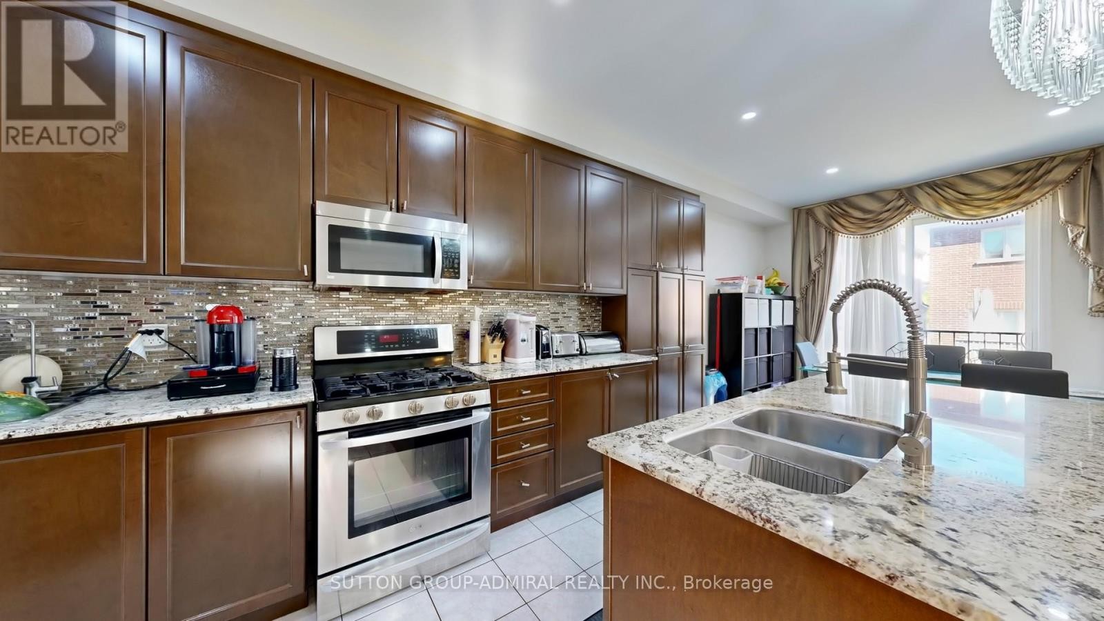 












27 GIVON STREET

,
Vaughan (Patterson),




Ontario
L6A0W2

