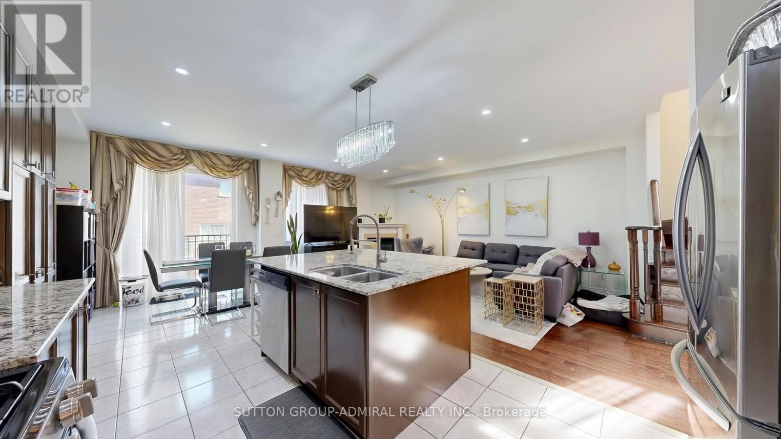 












27 GIVON STREET

,
Vaughan (Patterson),




Ontario
L6A0W2

