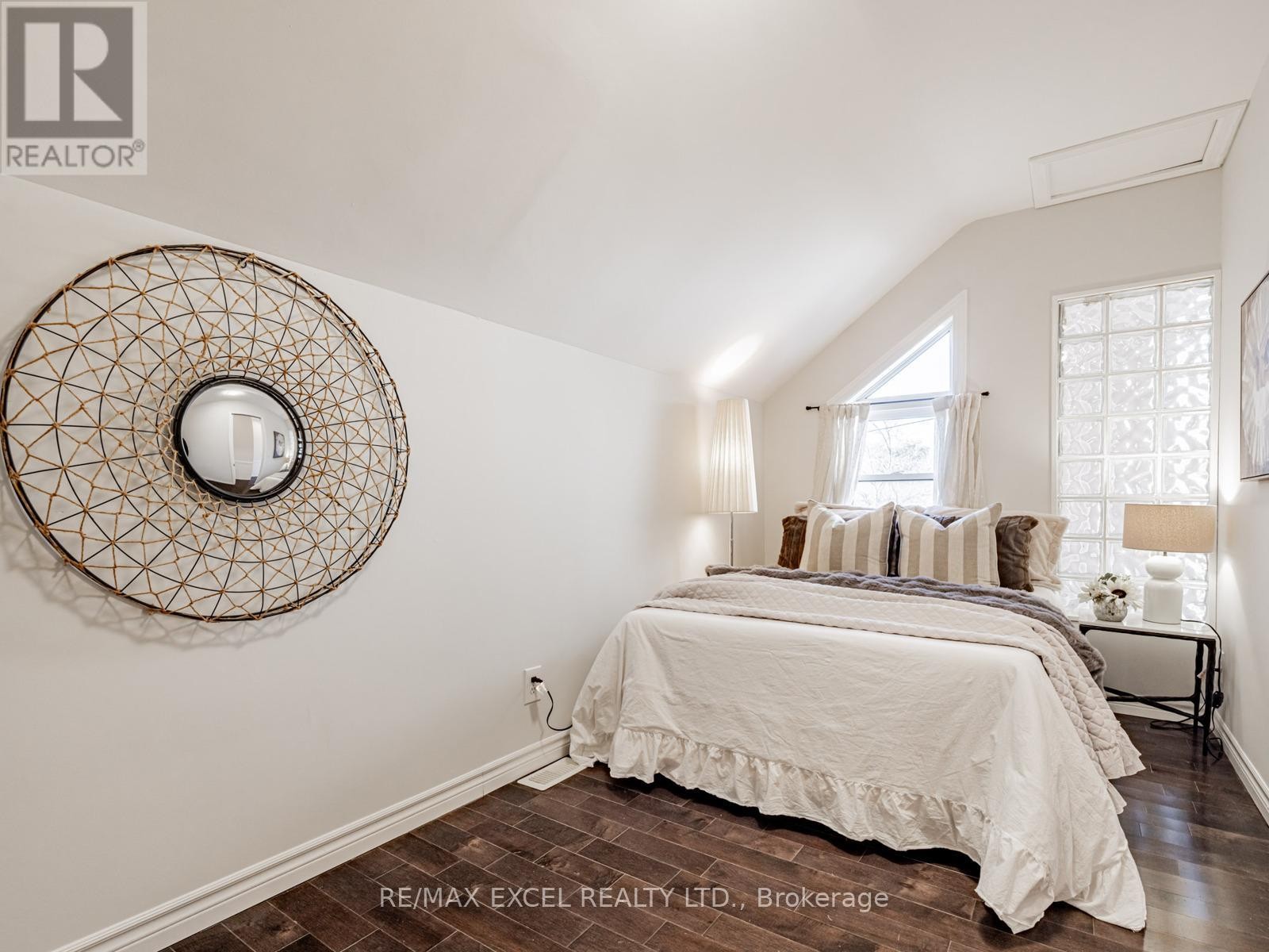 












299 PASADENA DRIVE

,
Georgina (Keswick South),




Ontario
L4P2Z1

