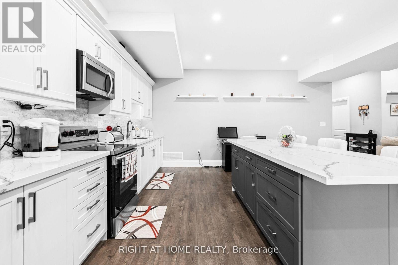 












993 GILMORE AVENUE

,
Innisfil (Lefroy),




Ontario
L0L1W0

