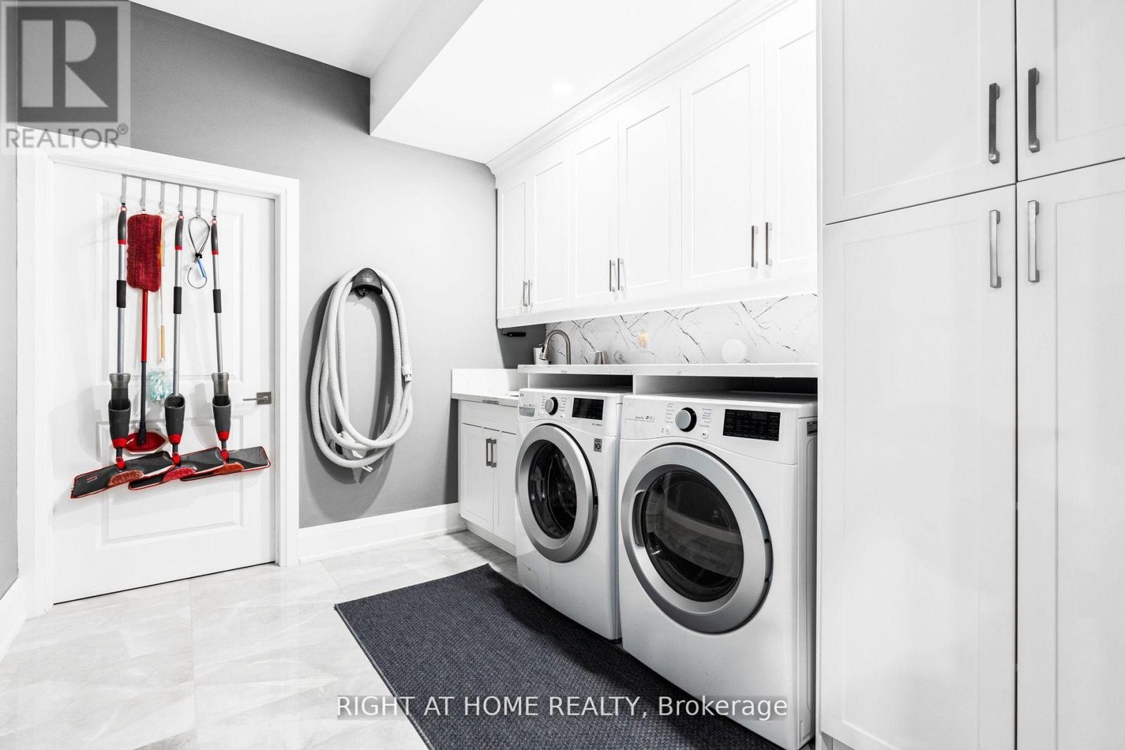 












993 GILMORE AVENUE

,
Innisfil (Lefroy),




Ontario
L0L1W0

