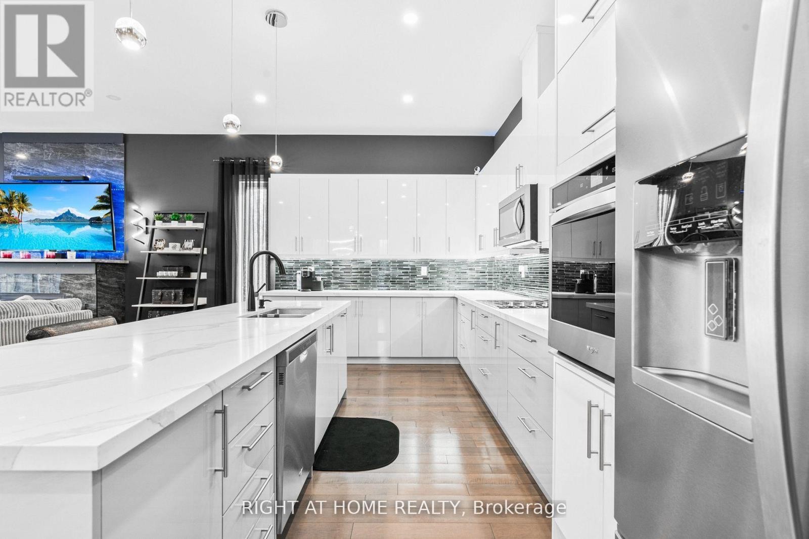 












993 GILMORE AVENUE

,
Innisfil (Lefroy),




Ontario
L0L1W0

