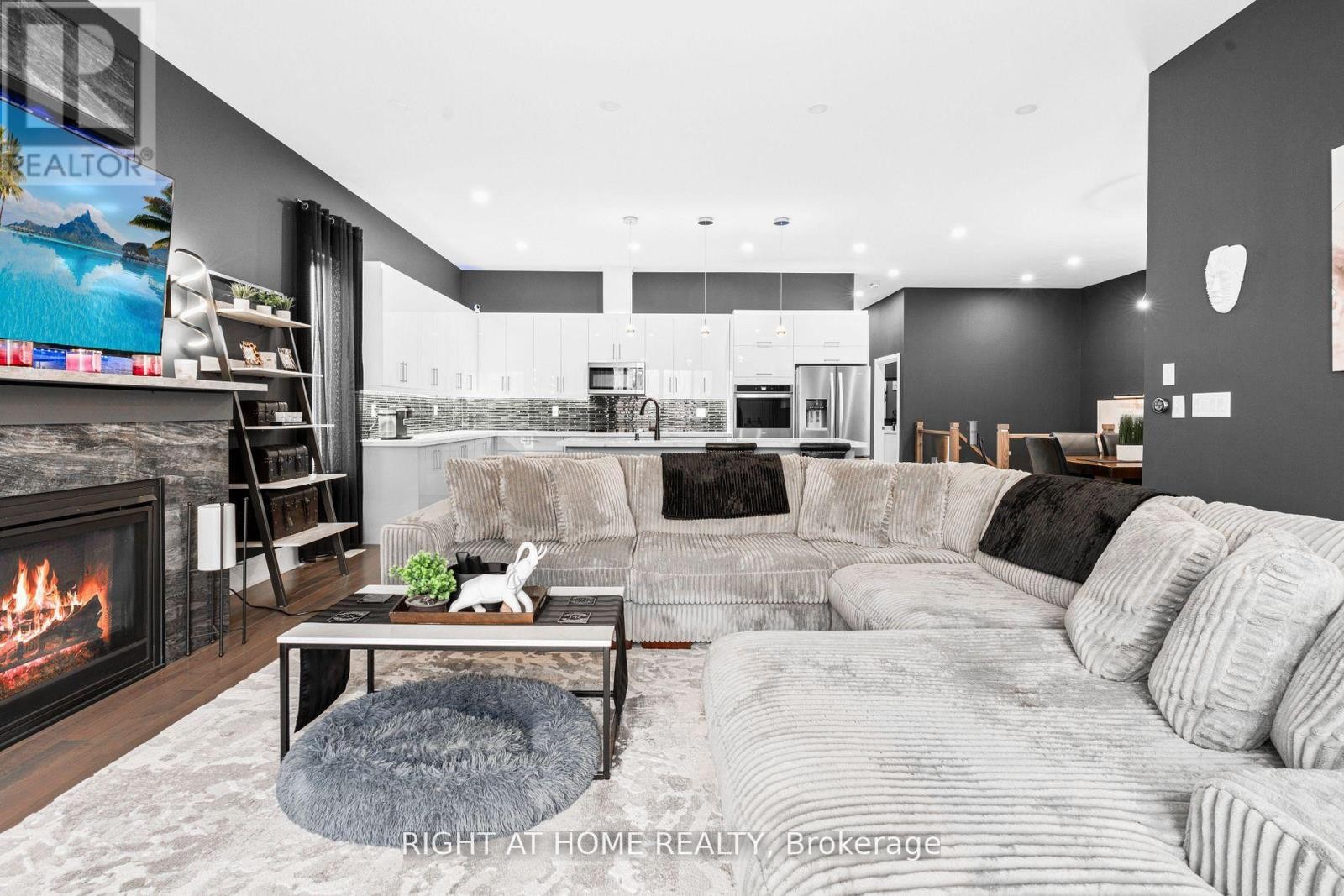 












993 GILMORE AVENUE

,
Innisfil (Lefroy),




Ontario
L0L1W0

