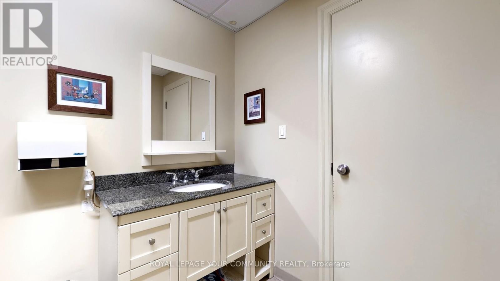 












121 ROBINSON STREET

,
Markham (Old Markham Village),




Ontario
L3P1P2

