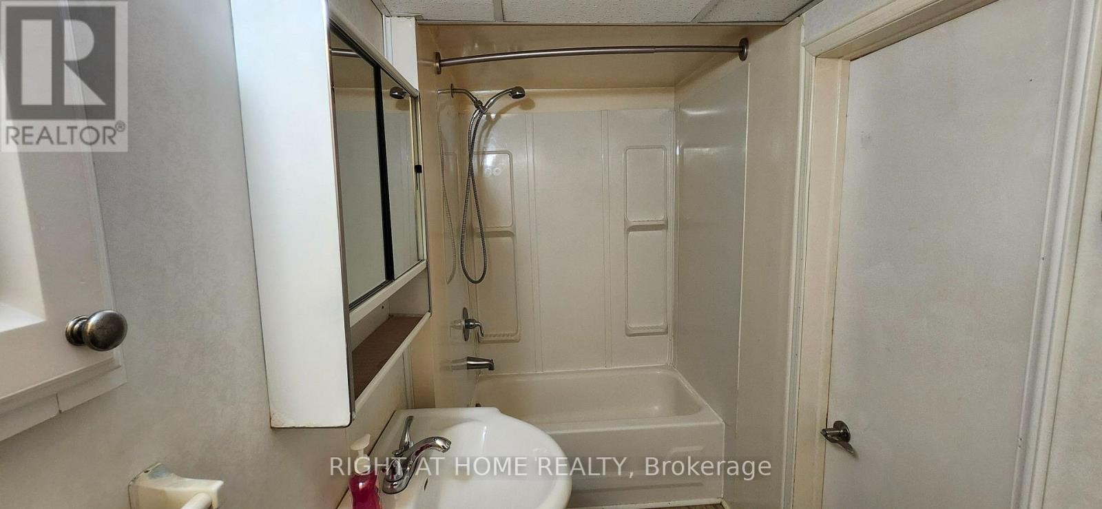 












MAIN - 10 B MILL STREET

,
Essa (Angus),




Ontario
L3W0C7

