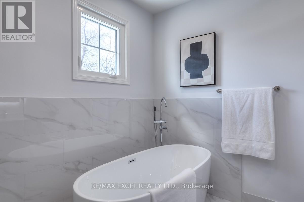 












310 RAYMERVILLE DRIVE

,
Markham (Raymerville),




Ontario
L3P6N9

