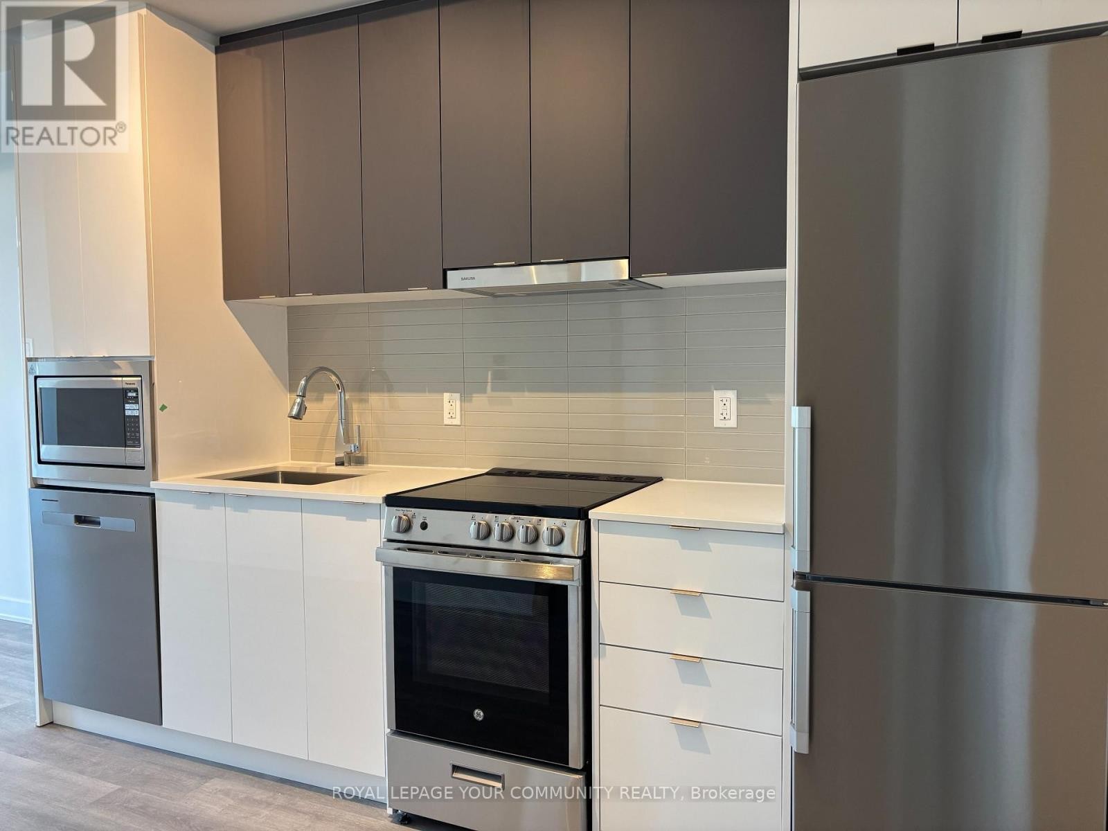 












1706 - 30 UPPER MALL WAY

,
Vaughan (Brownridge),




Ontario
L4J0L7

