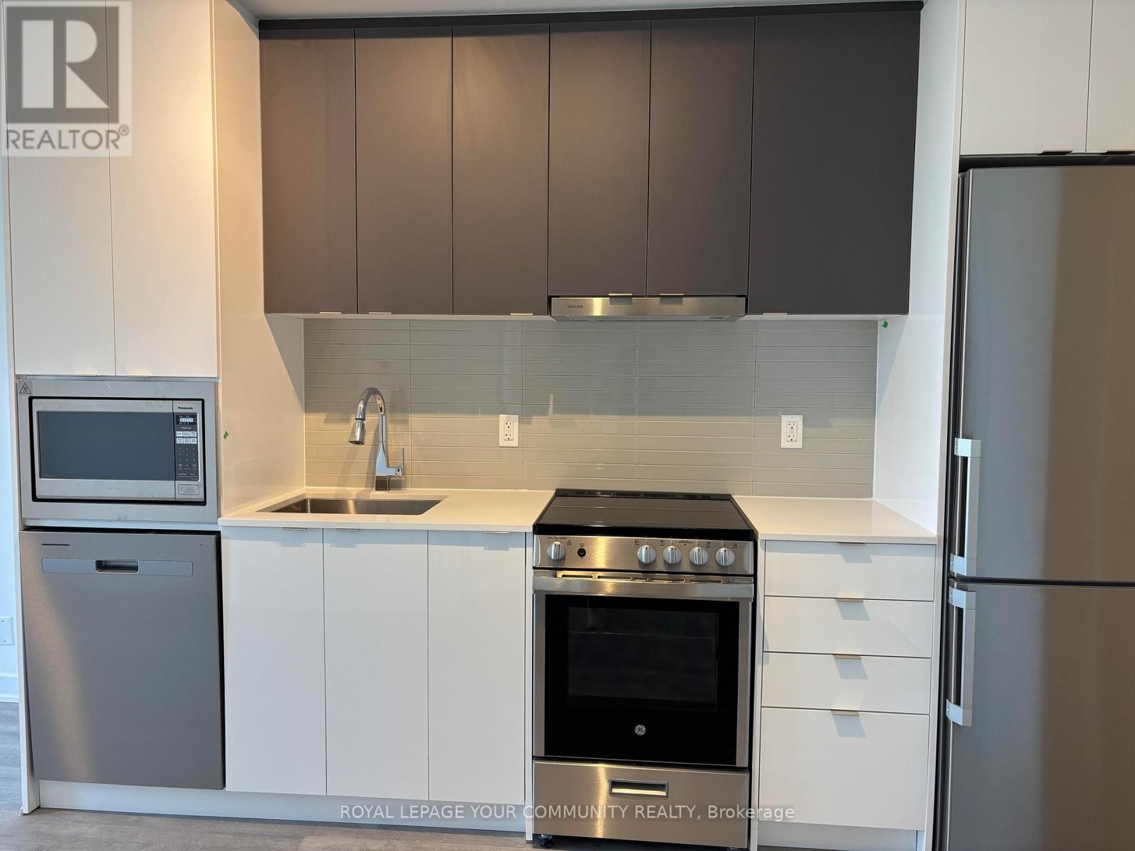 












1706 - 30 UPPER MALL WAY

,
Vaughan (Brownridge),




Ontario
L4J0L7

