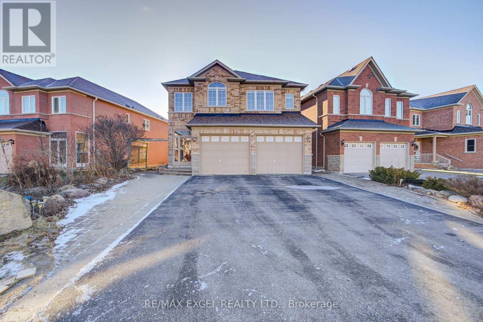 












23 LENA DRIVE

,
Richmond Hill (Rouge Woods),




Ontario
L4S2V4

