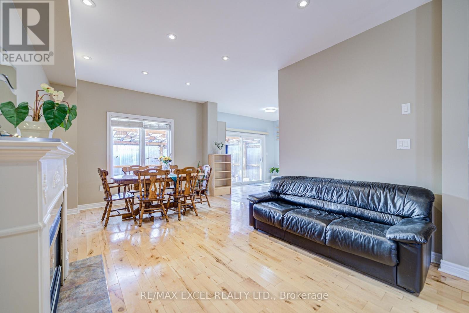 












23 LENA DRIVE

,
Richmond Hill (Rouge Woods),




Ontario
L4S2V4

