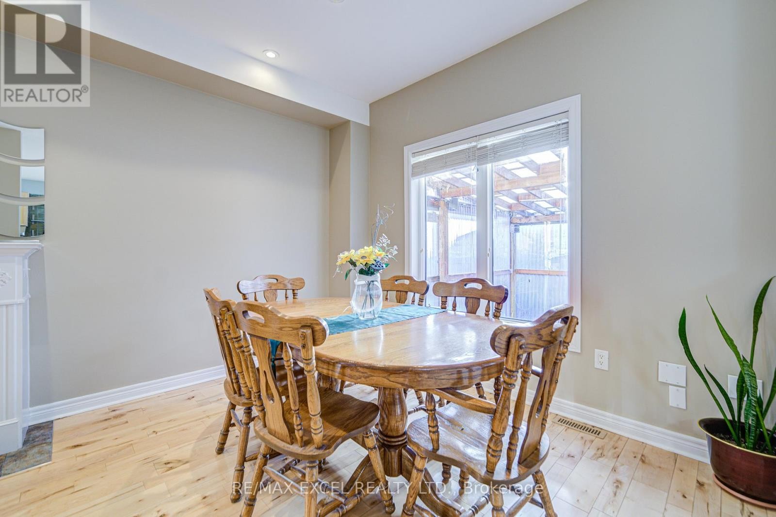 












23 LENA DRIVE

,
Richmond Hill (Rouge Woods),




Ontario
L4S2V4

