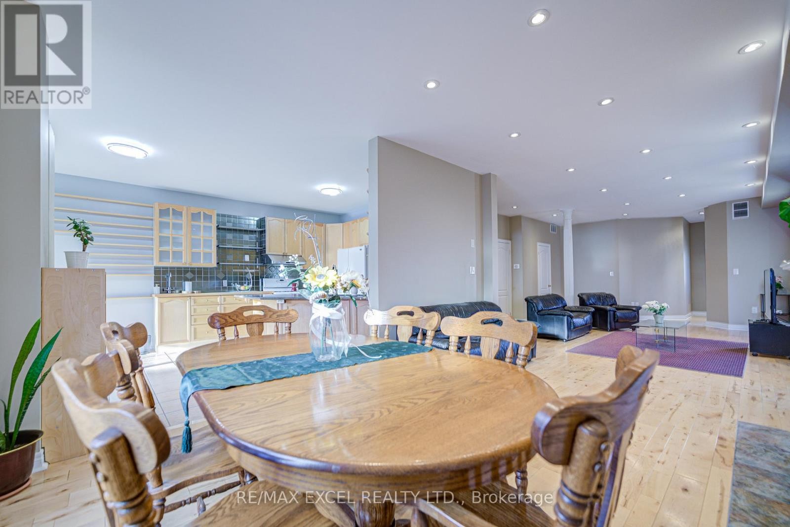 












23 LENA DRIVE

,
Richmond Hill (Rouge Woods),




Ontario
L4S2V4

