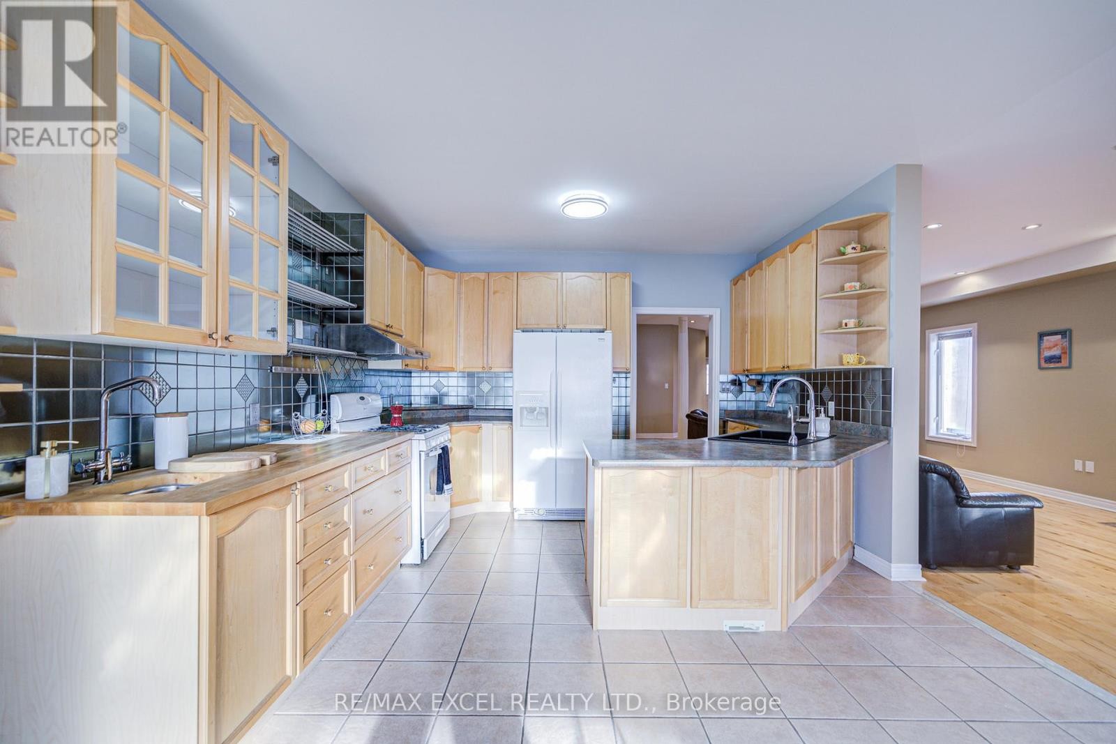 












23 LENA DRIVE

,
Richmond Hill (Rouge Woods),




Ontario
L4S2V4

