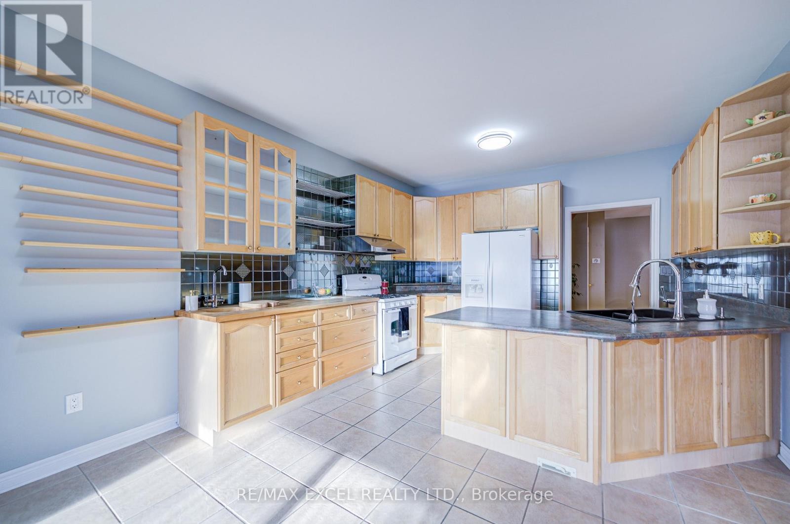 












23 LENA DRIVE

,
Richmond Hill (Rouge Woods),




Ontario
L4S2V4

