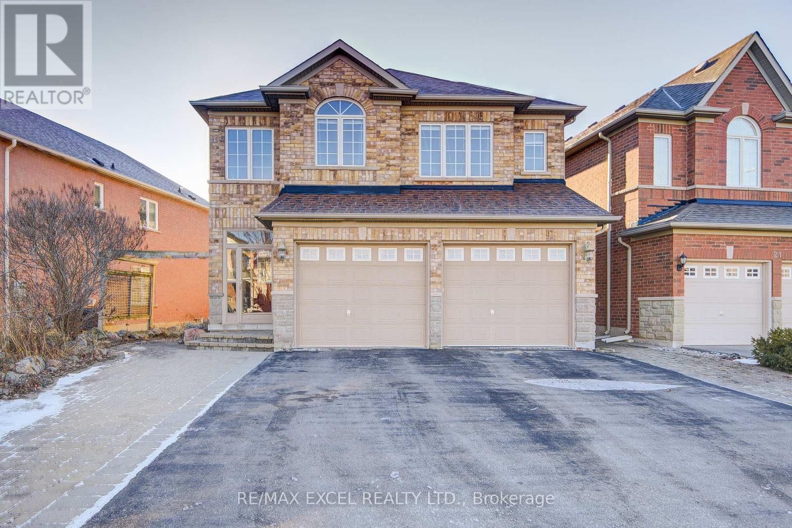 












23 LENA DRIVE

,
Richmond Hill (Rouge Woods),




Ontario
L4S2V4

