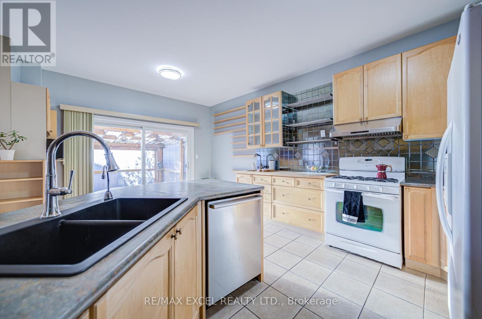 












23 LENA DRIVE

,
Richmond Hill (Rouge Woods),




Ontario
L4S2V4

