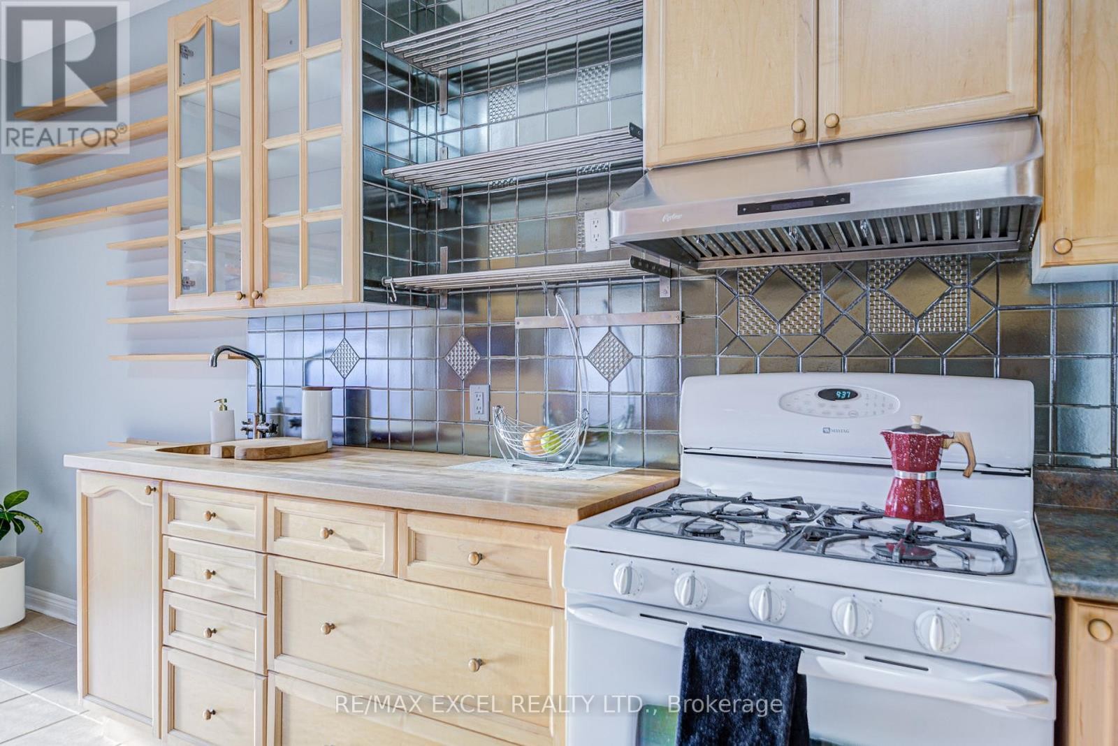 












23 LENA DRIVE

,
Richmond Hill (Rouge Woods),




Ontario
L4S2V4

