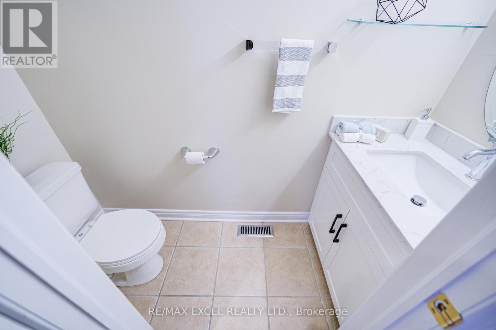 












23 LENA DRIVE

,
Richmond Hill (Rouge Woods),




Ontario
L4S2V4

