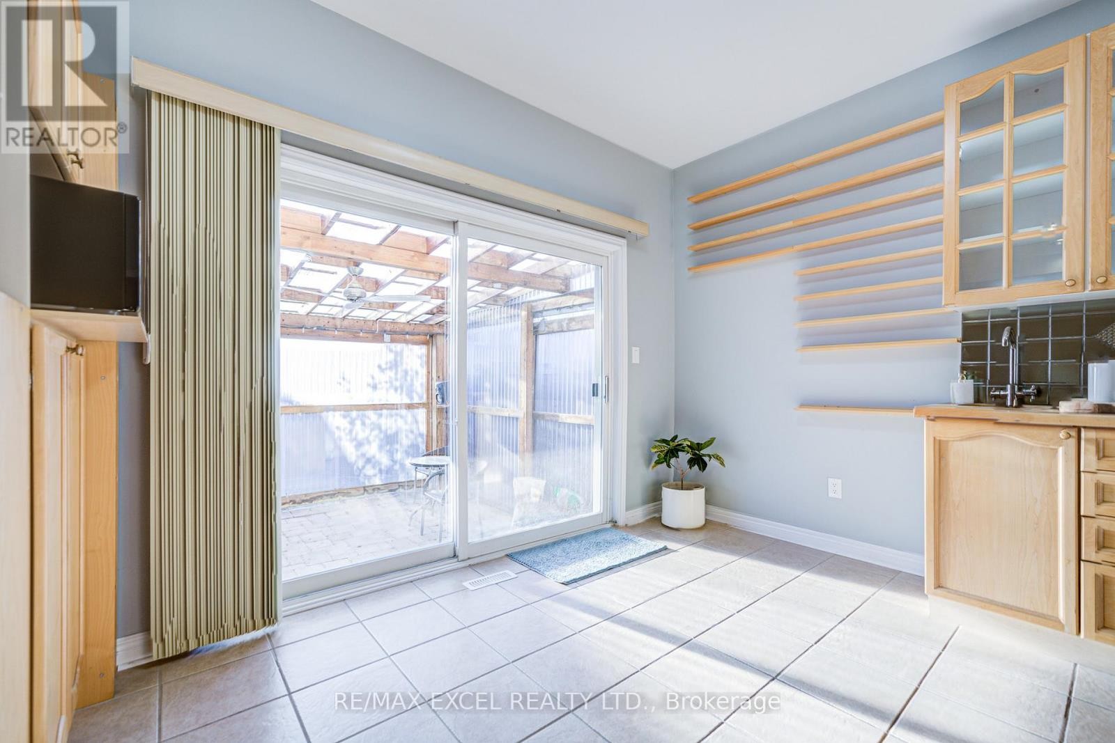 












23 LENA DRIVE

,
Richmond Hill (Rouge Woods),




Ontario
L4S2V4

