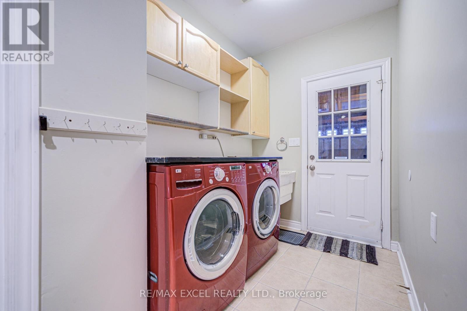 












23 LENA DRIVE

,
Richmond Hill (Rouge Woods),




Ontario
L4S2V4

