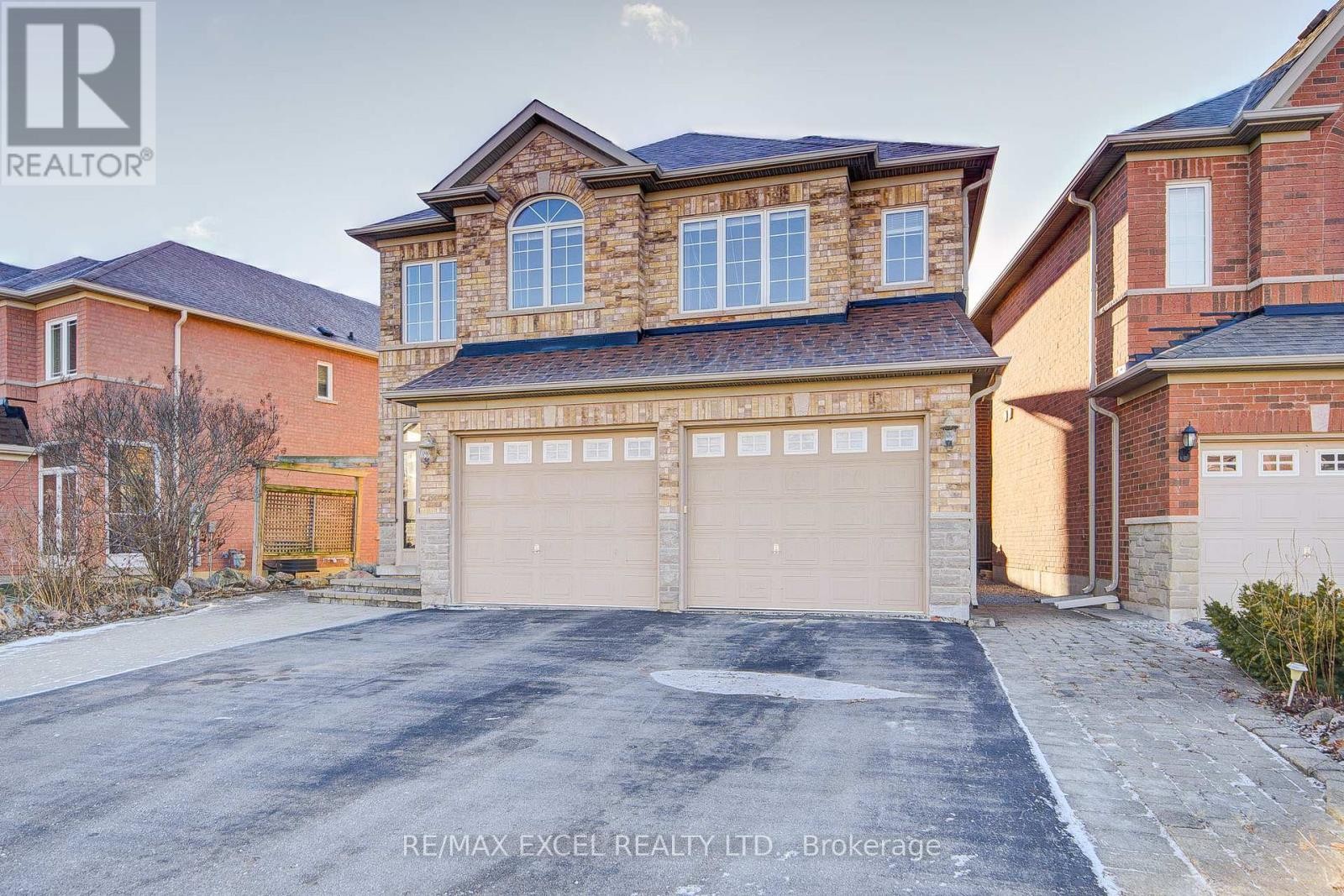 












23 LENA DRIVE

,
Richmond Hill (Rouge Woods),




Ontario
L4S2V4

